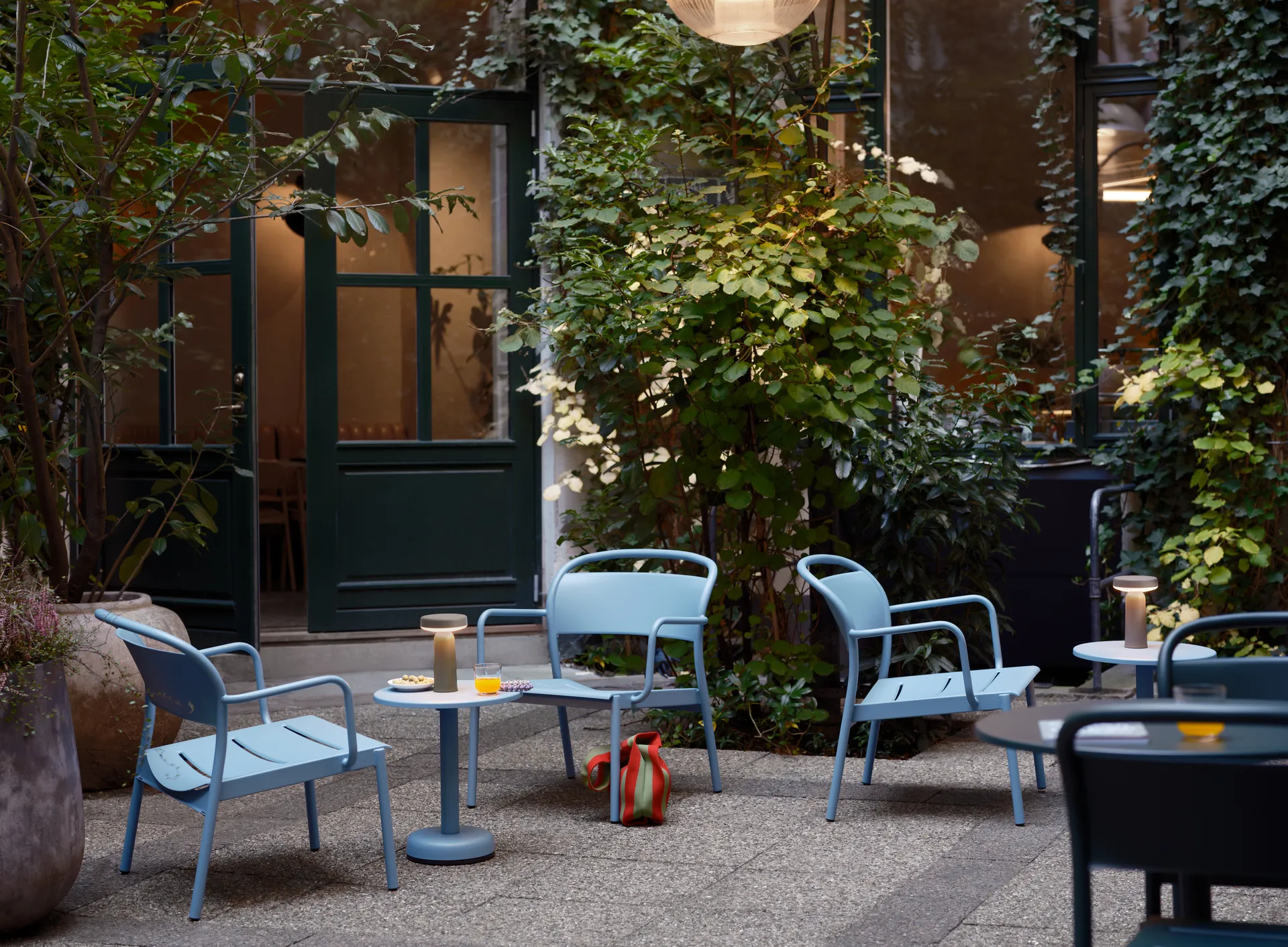 Linear Steel poltrona lounge, Azul pálido Muuto