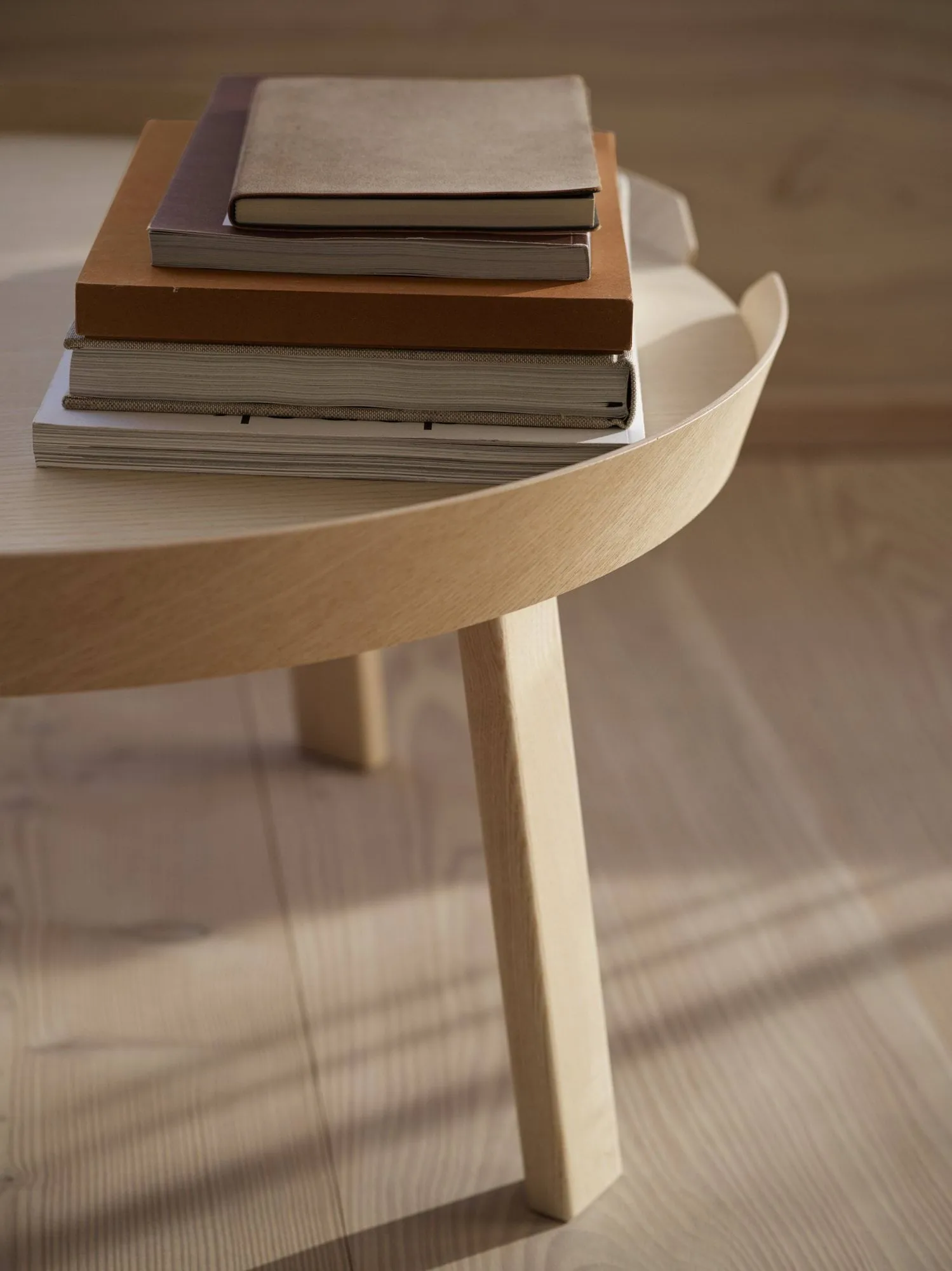 Mesa grande Around, Oak Muuto