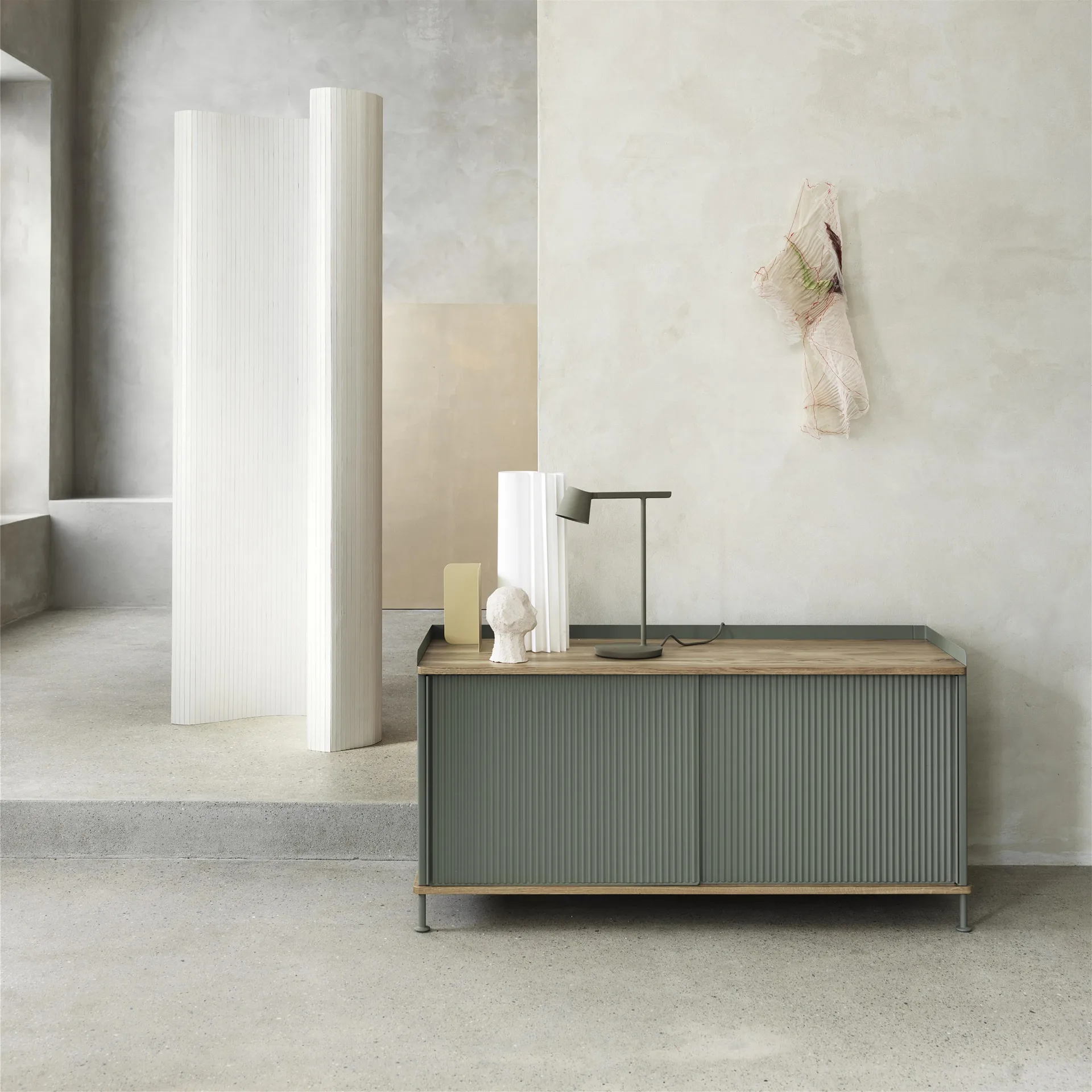 Mesa lateral baixa Enfold 125x45x63 cm, Carvalho-verde Dusty Muuto