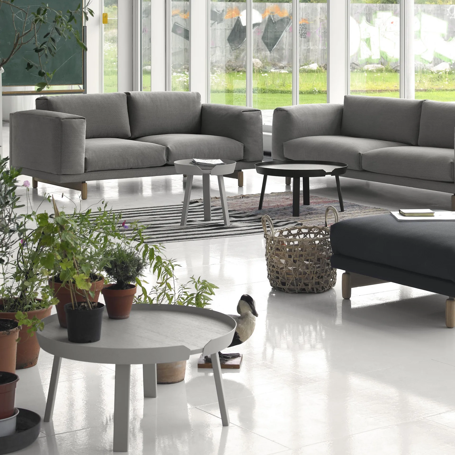 Mesa pequena Around, cinza Muuto