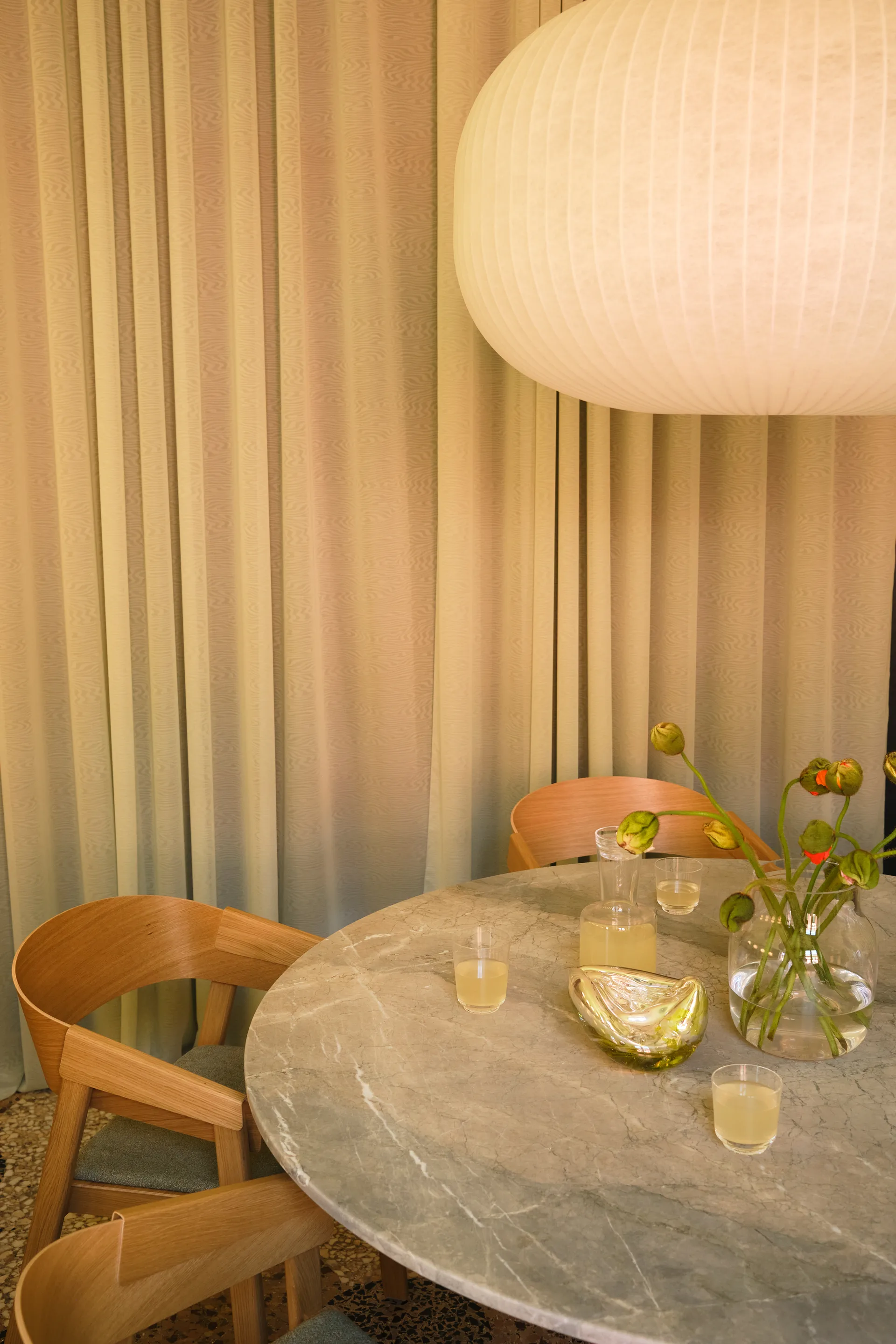 Midst mesa de coluna Ø140 cm, Mármore cinza- cinza Muuto