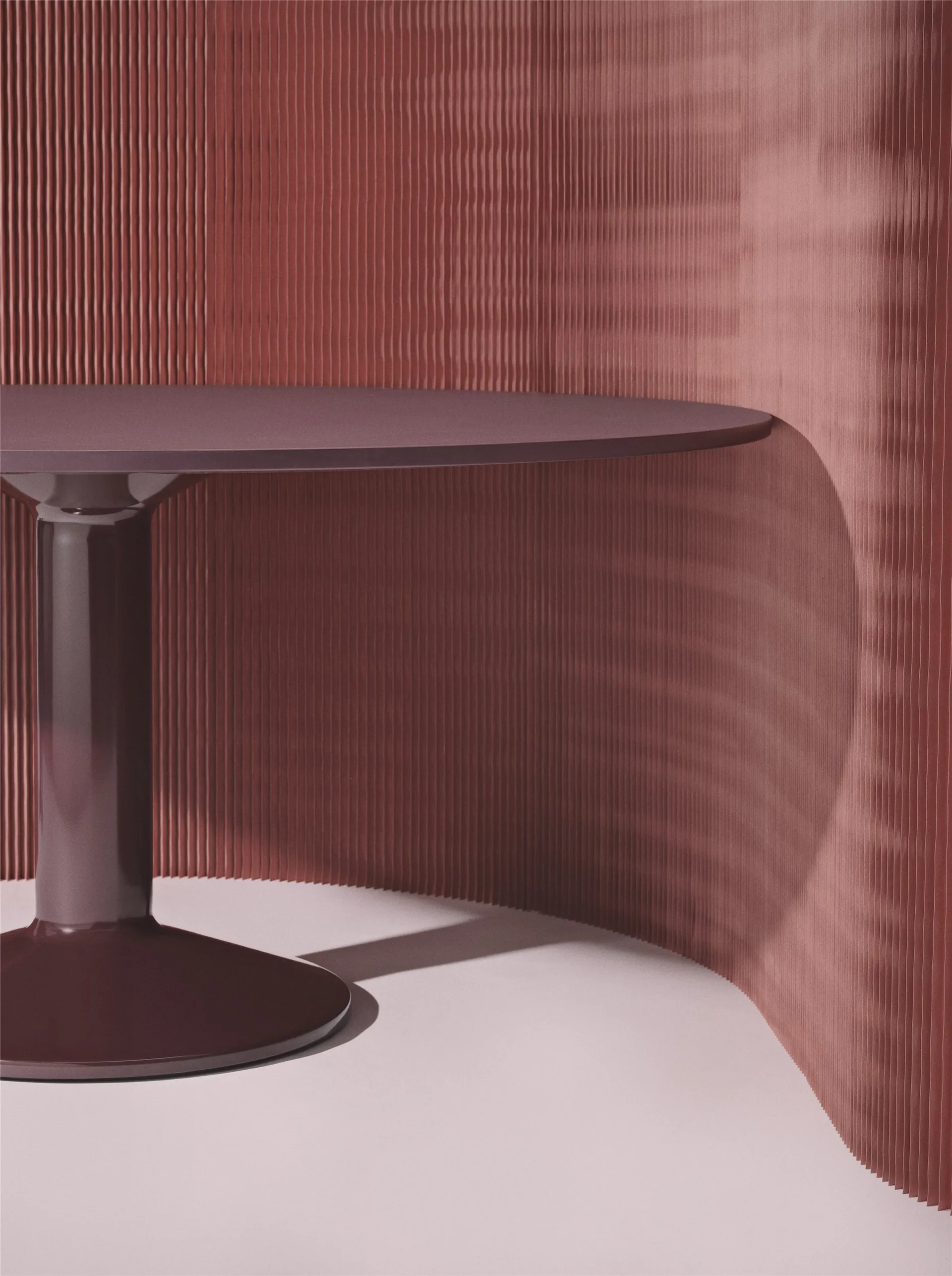 Midst mesa pedestal Ø160 cm, Dark Red Linoleum-Dark Red Muuto