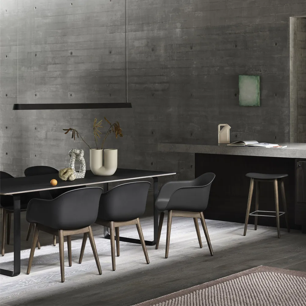 Poltrona pernas de madeira Fiber, verde dusty, pernas de madeira escura Muuto