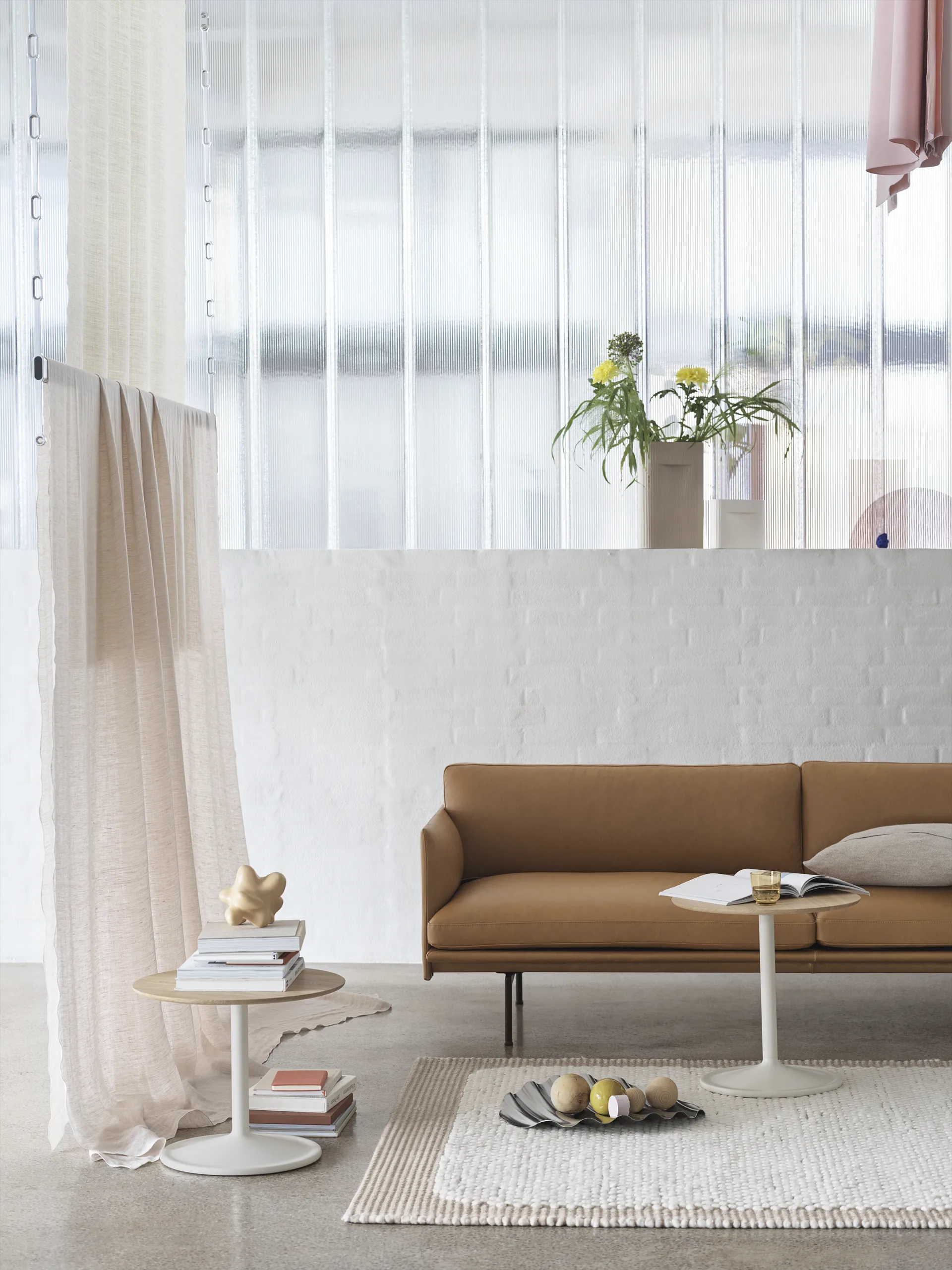 Sofá Outline 3,5 lugares em alumínio polido, Grace leather Camel Muuto