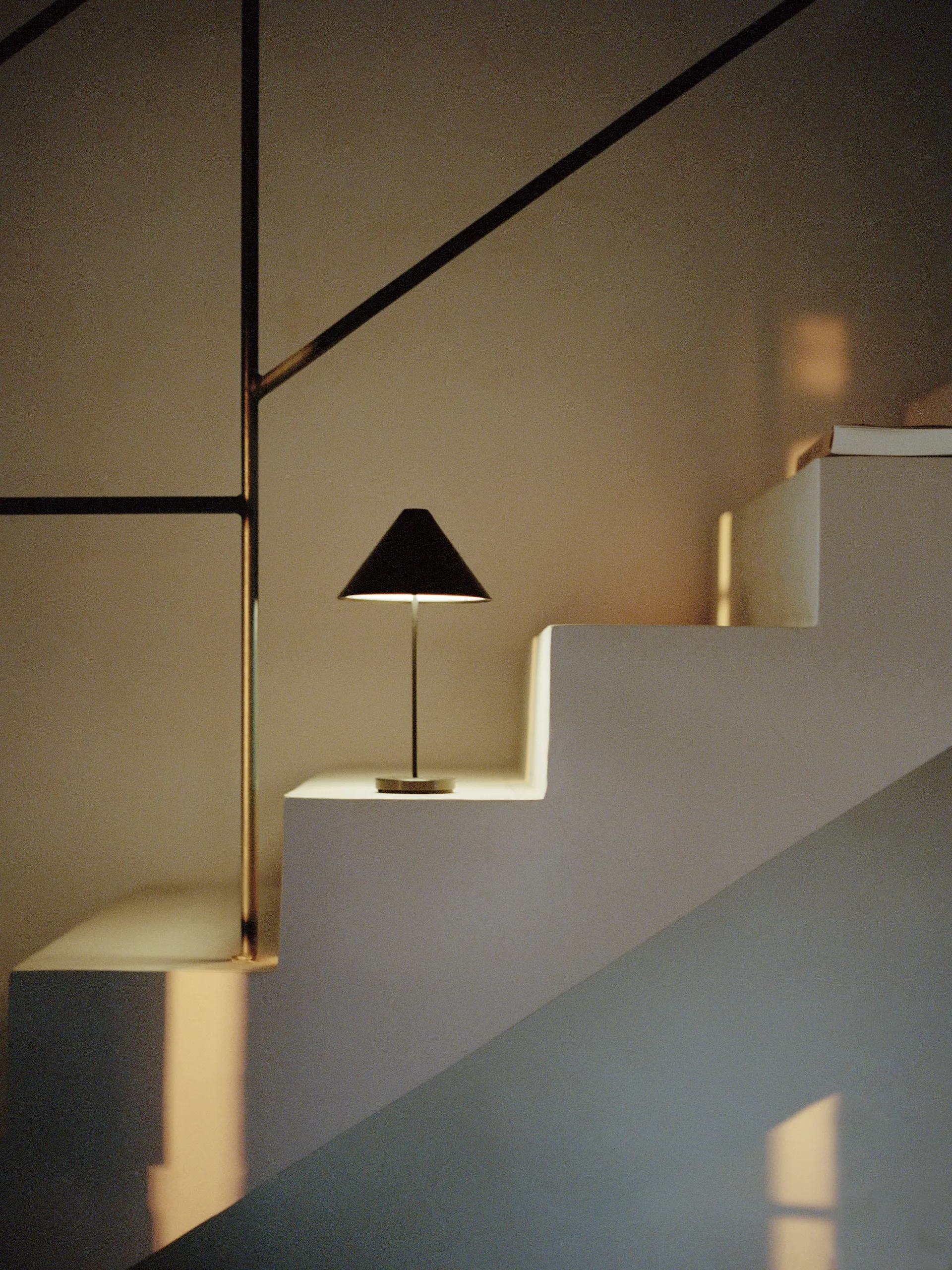 Brolly candeeiro de mesa portátil, Aço preto New Works