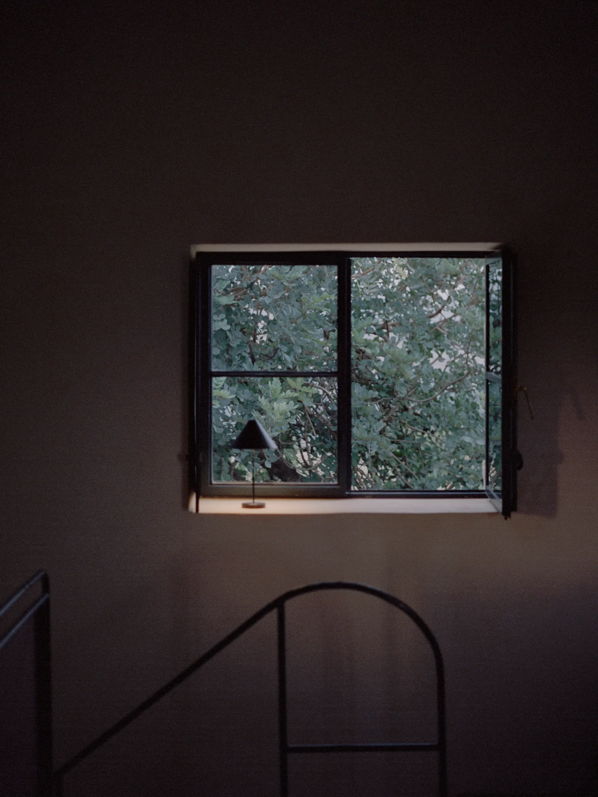 Brolly candeeiro de mesa portátil, Aço preto New Works