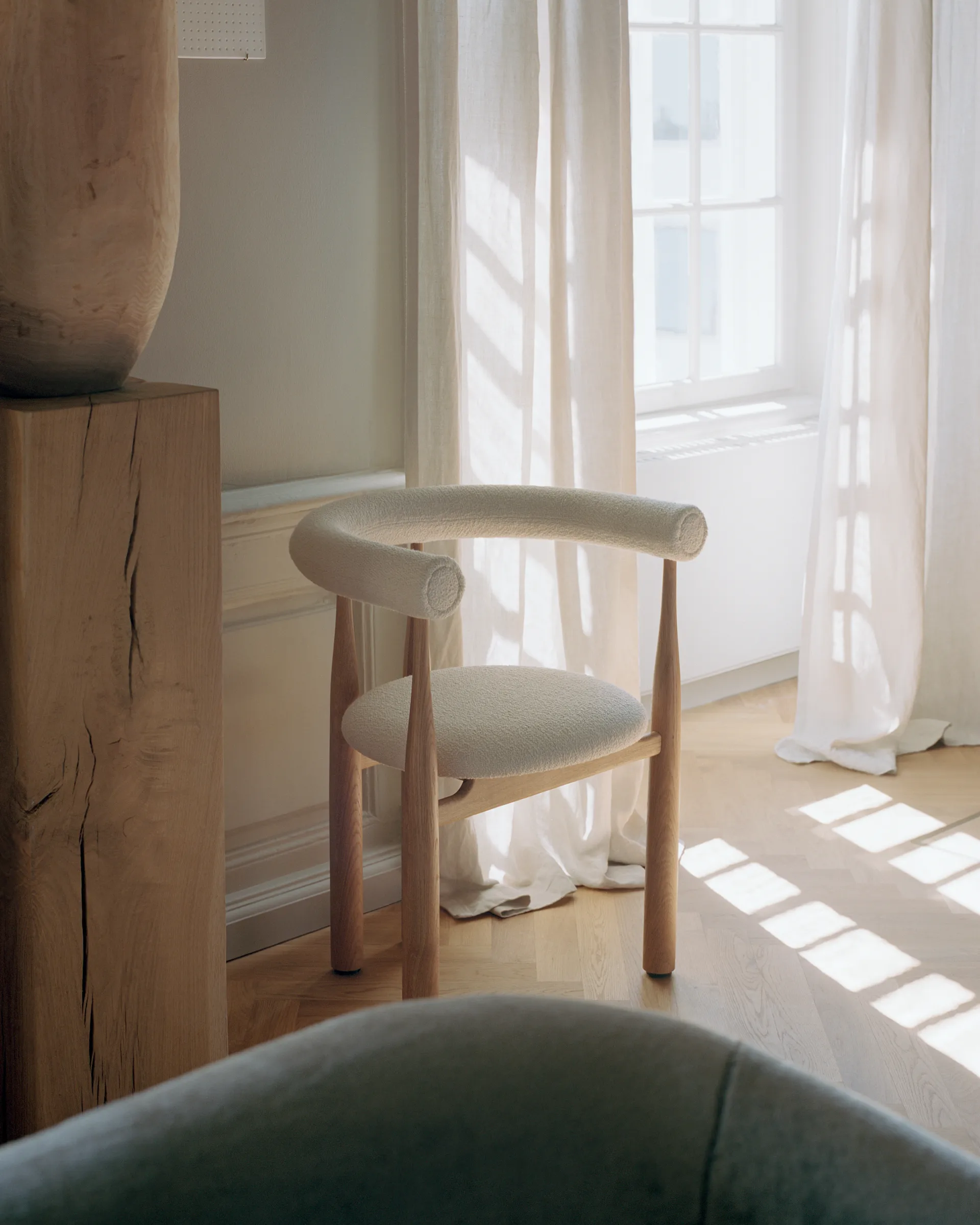 Bukowski cadeira de braços estofada, Carvalho, Barnum Lana New Works