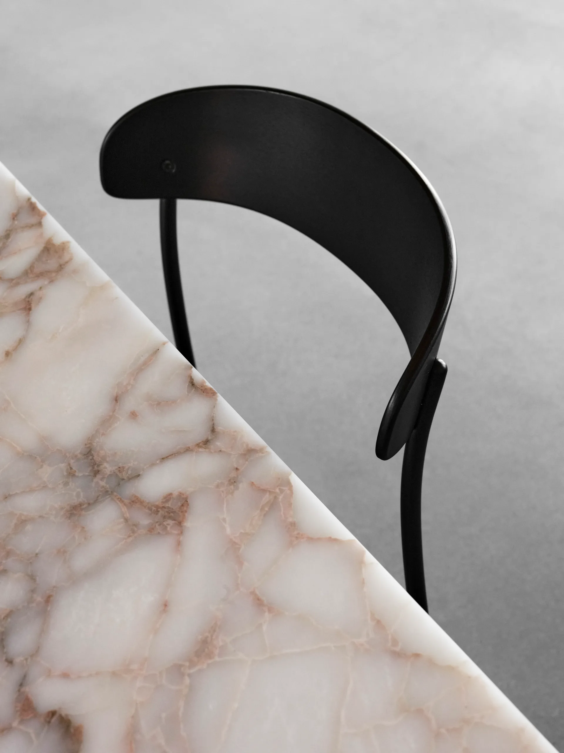 Cadeira Missing , Madeira preta  New Works