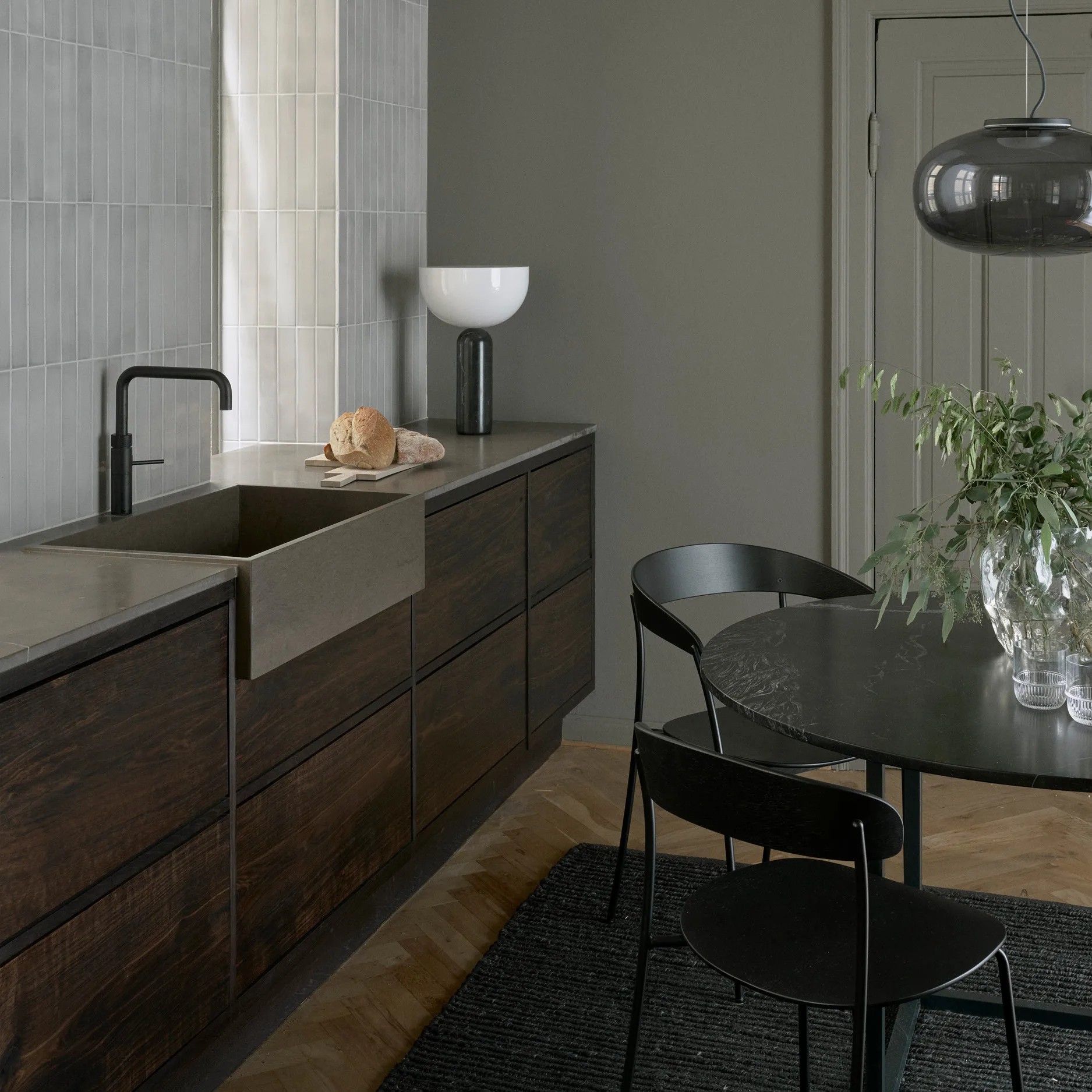 Candeeiro de mesa grande Kizu 45 cm, Mármore preto  New Works