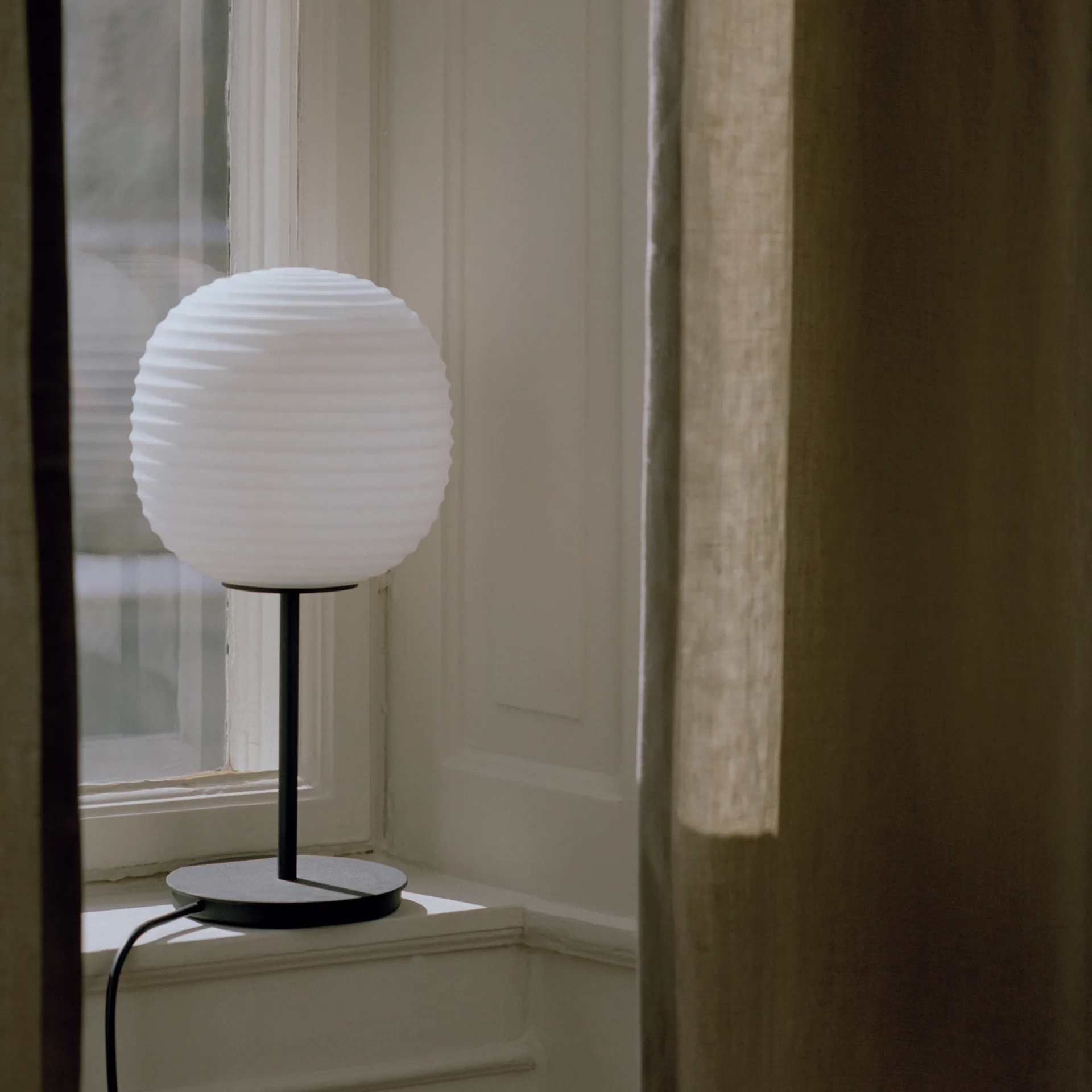 Candeeiro de mesa pequeno Lantern, Frosted white opal glass New Works