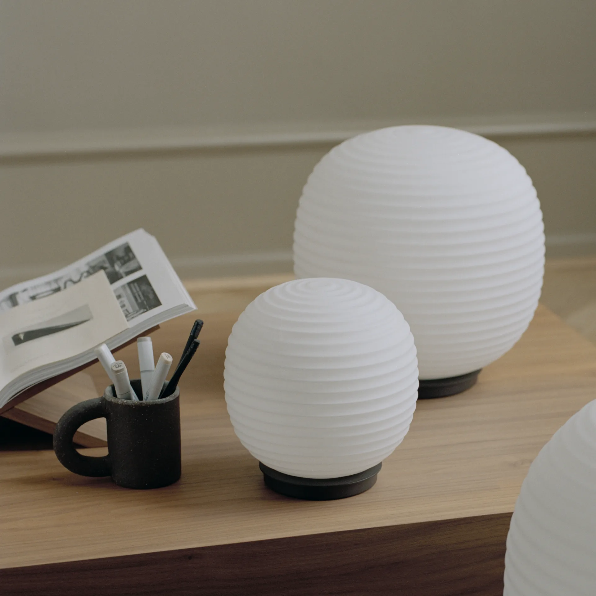 Candeeiro de mesa pequeno Lantern Globe, Frosted white opal glass New Works