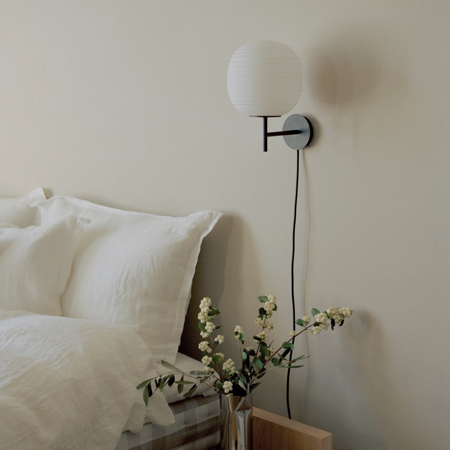 Candeeiro de parede pequeno Lantern, Frosted white opal glass New Works