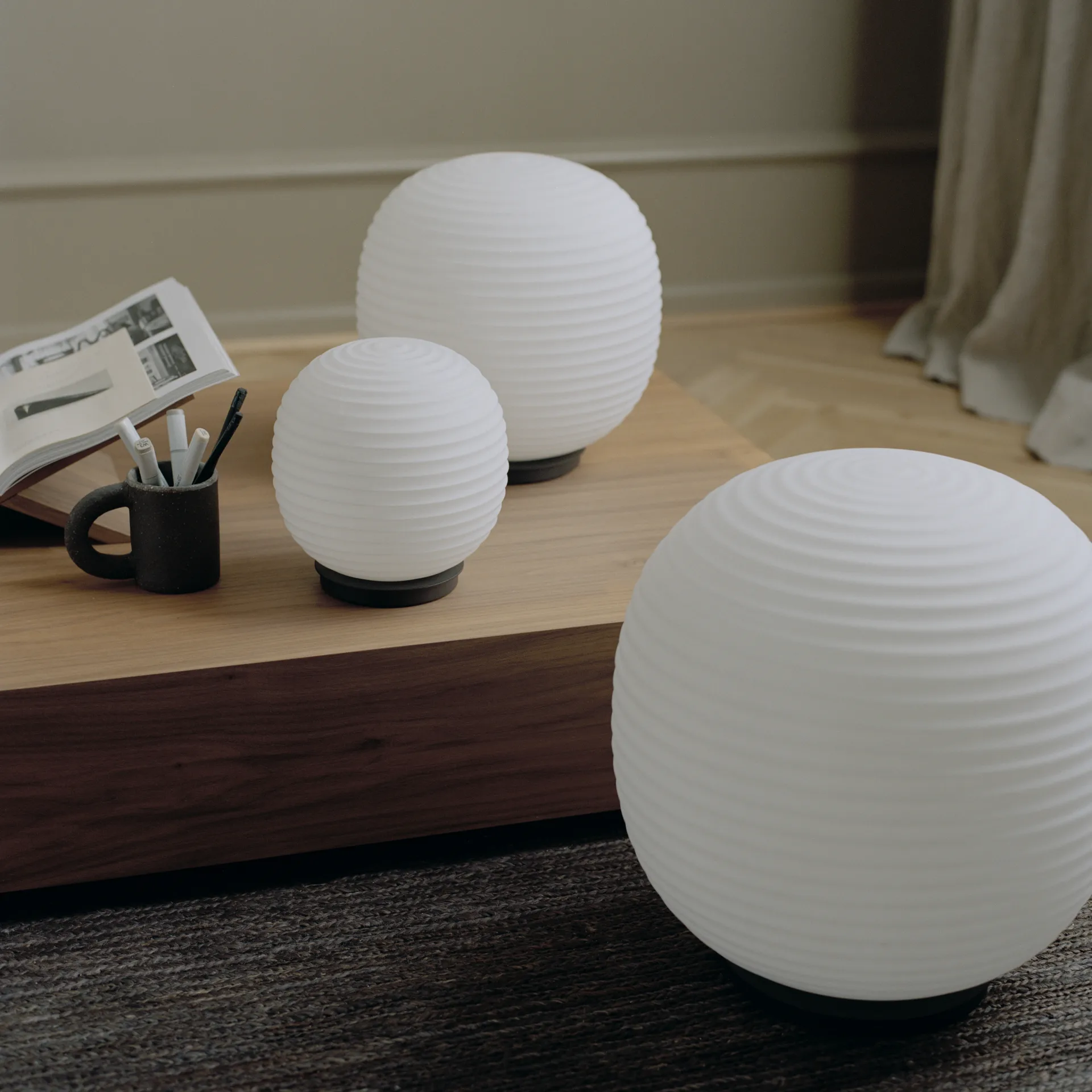 Candeeiro de pé grande Lantern Globe, Frosted white opal glass New Works