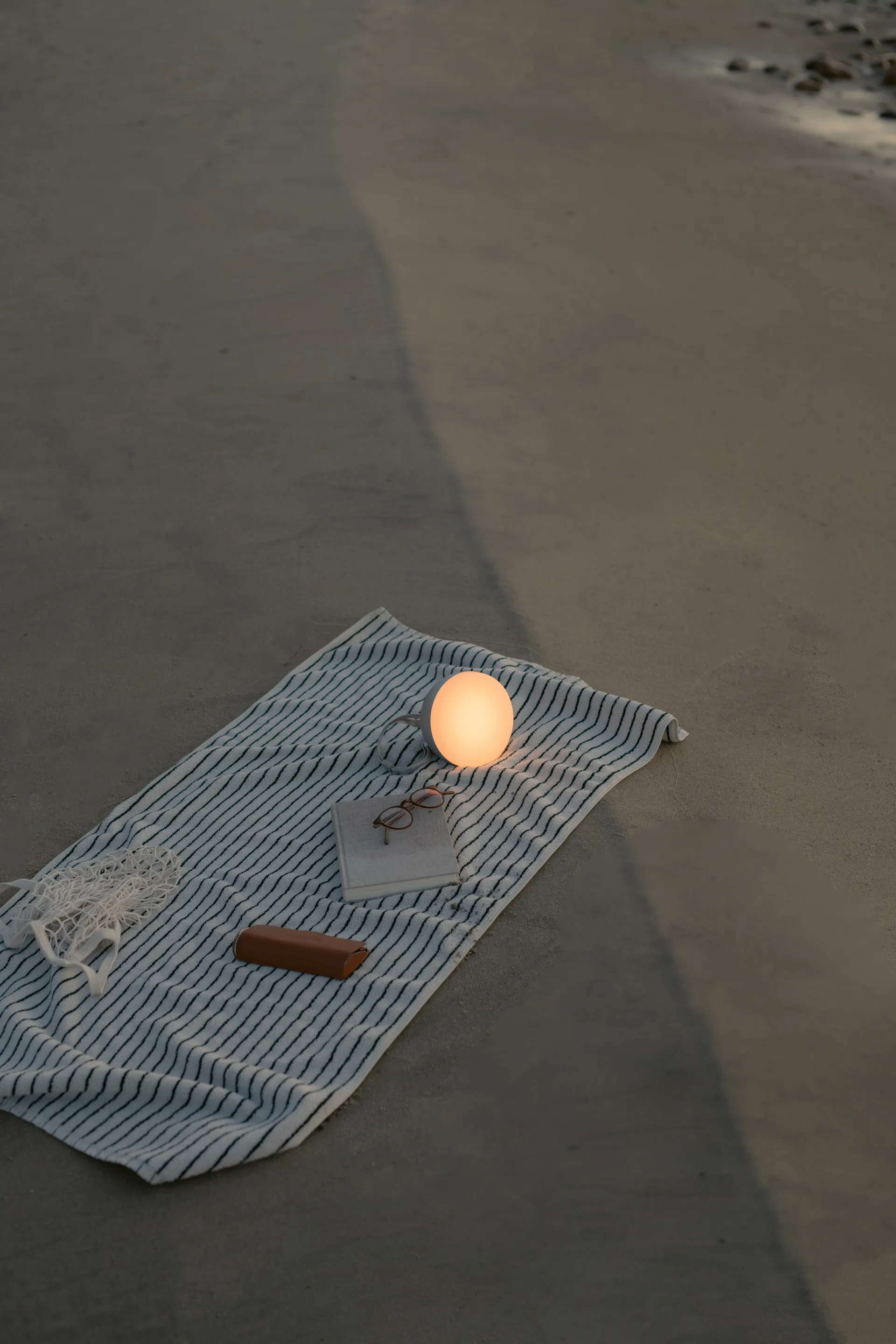 Candeeiro portátil Sphere, Warm grey New Works