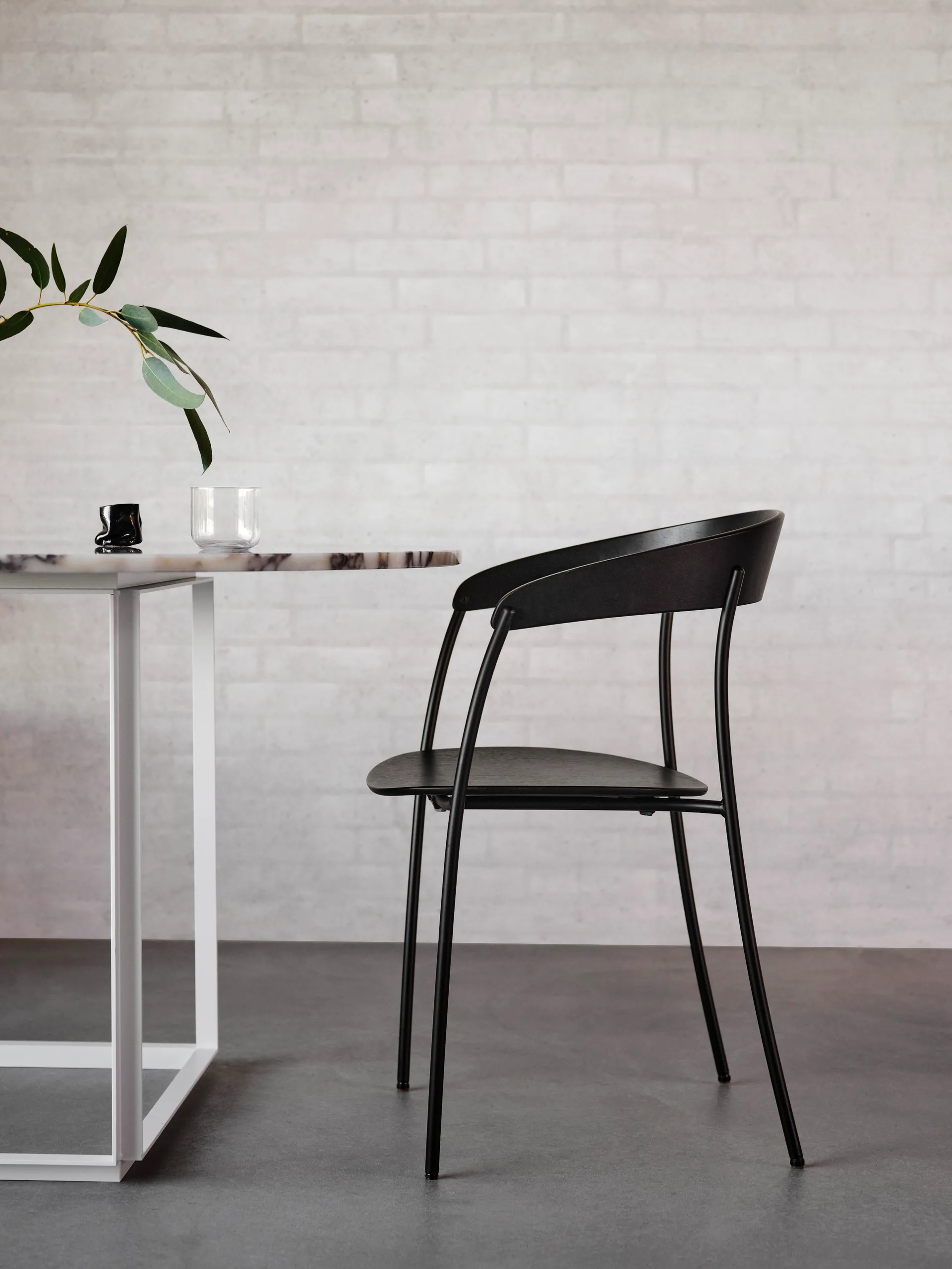 Poltrona Missing , Madeira preta  New Works