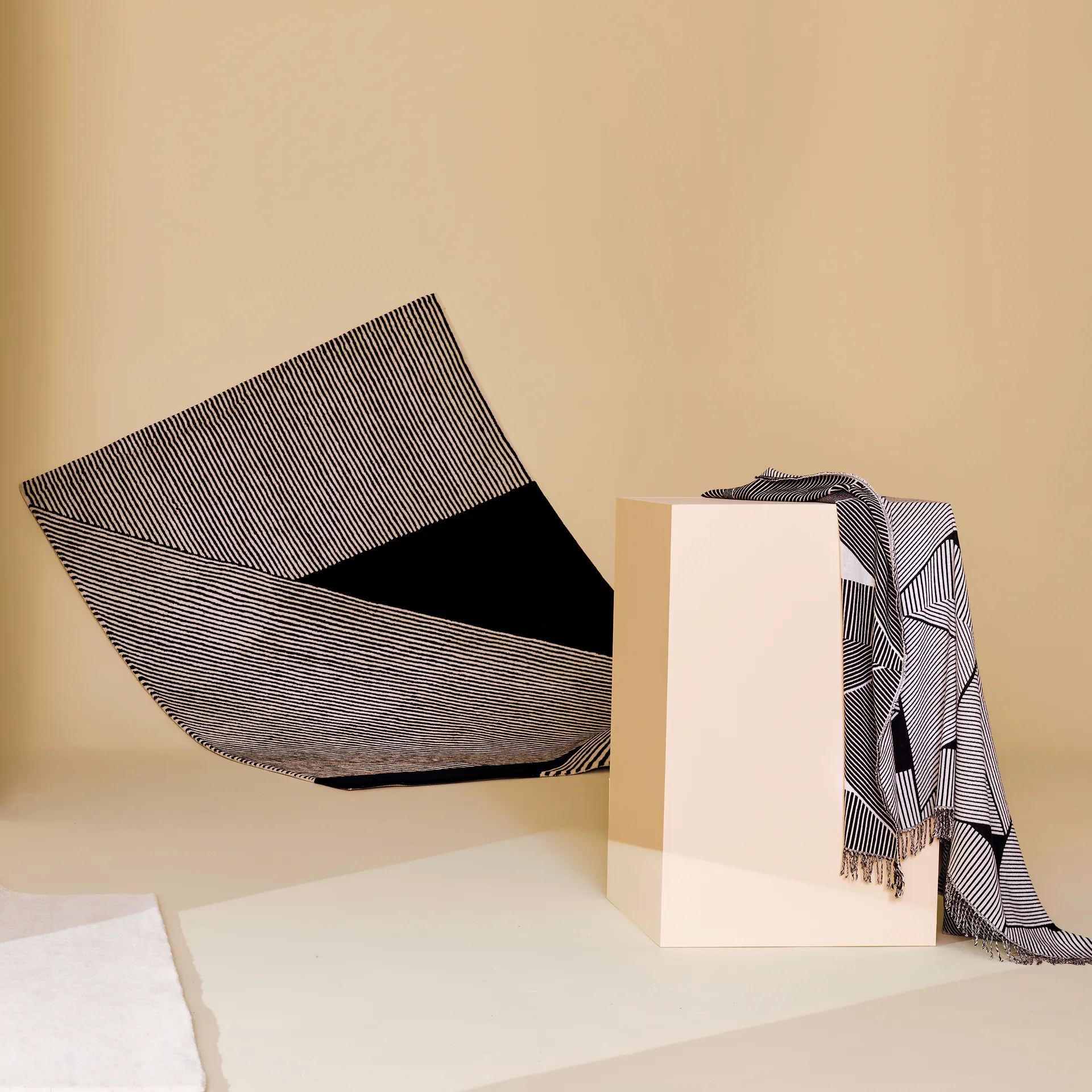 Tapete de lã preto Stripes, 170x240 cm NJRD