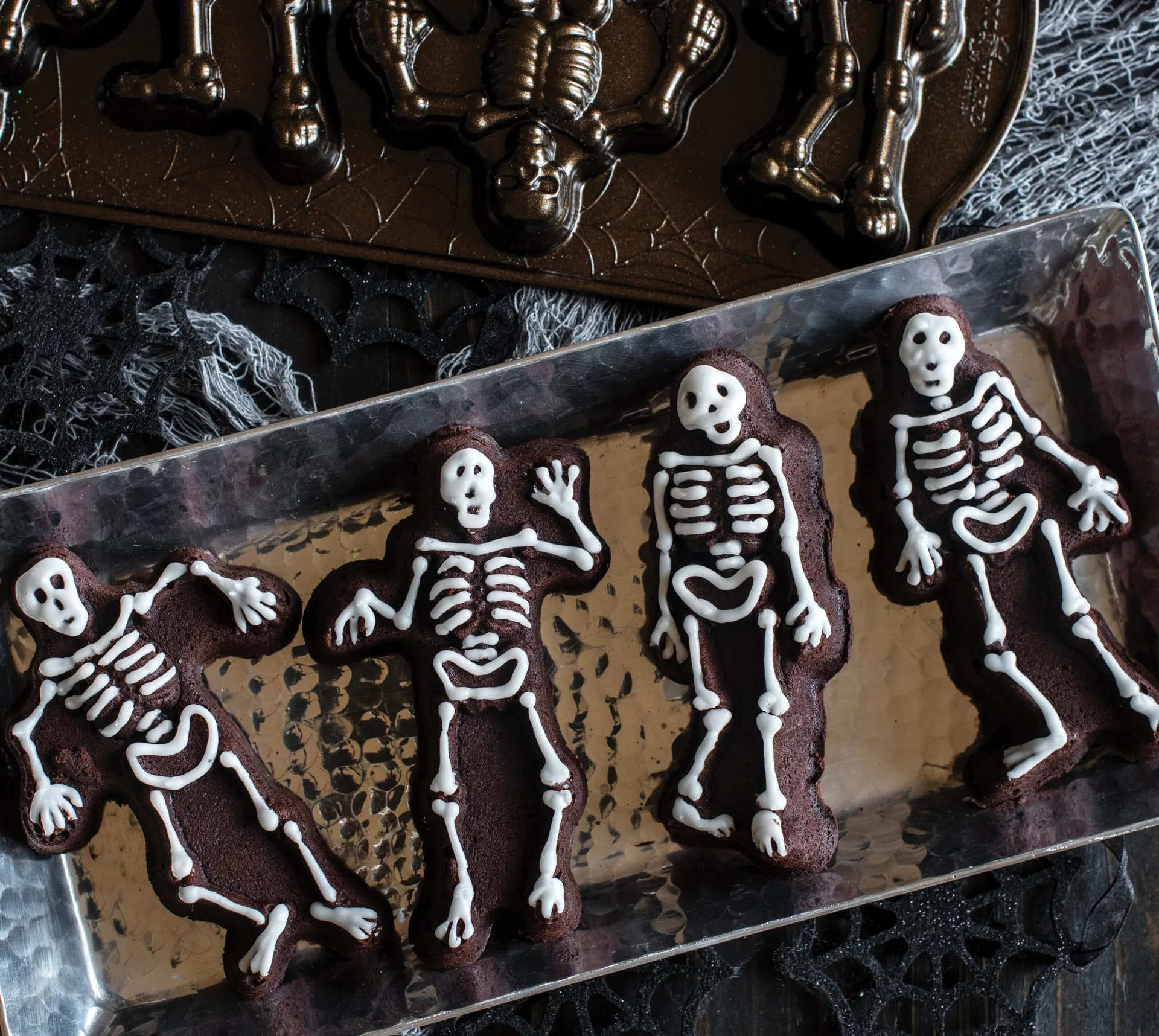 Assadeira Nordic Ware Spooky Skeleton , Bronze  Nordic Ware