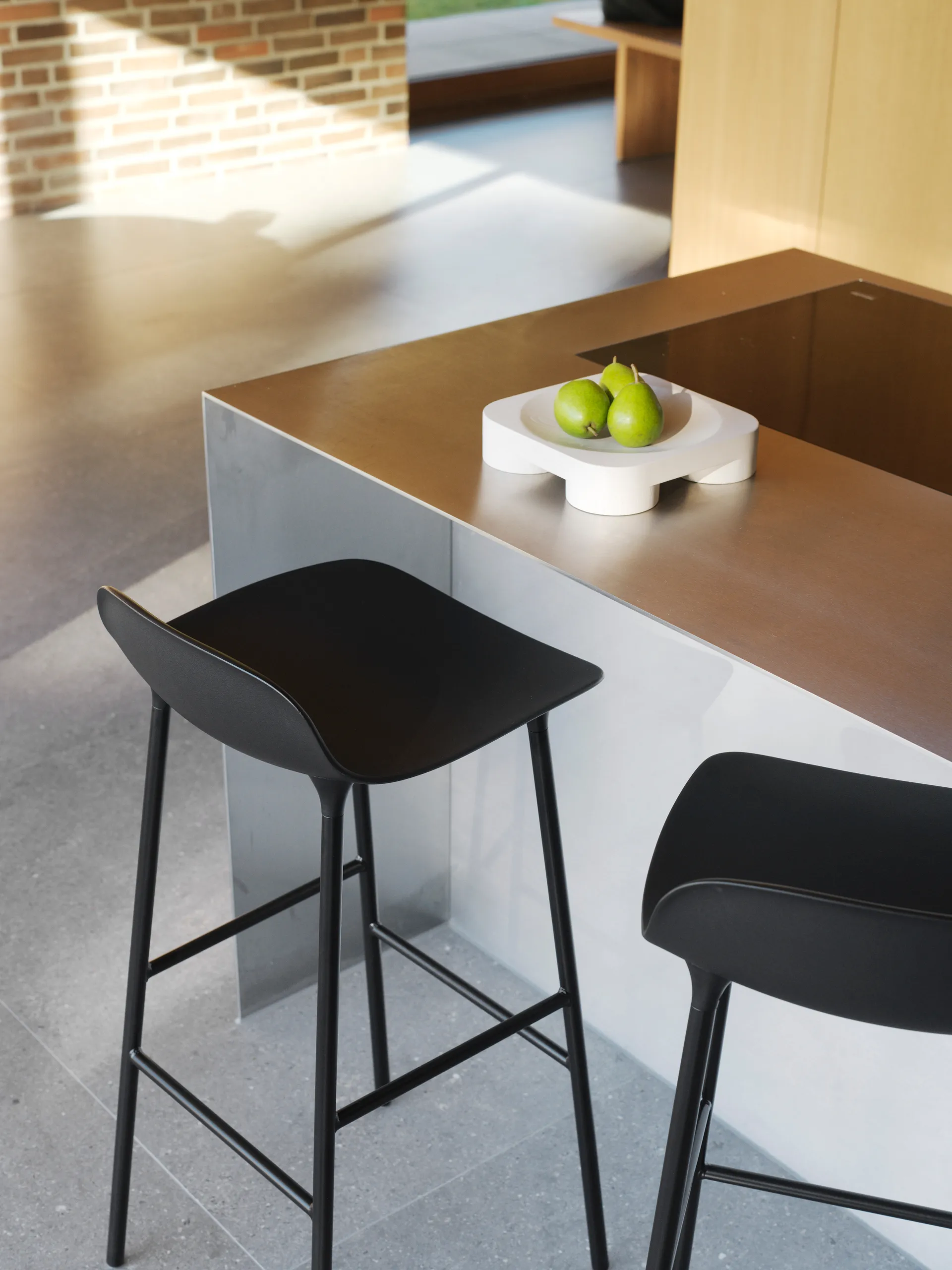 Banco elevado com pernas de metal Form, Preto Normann Copenhagen