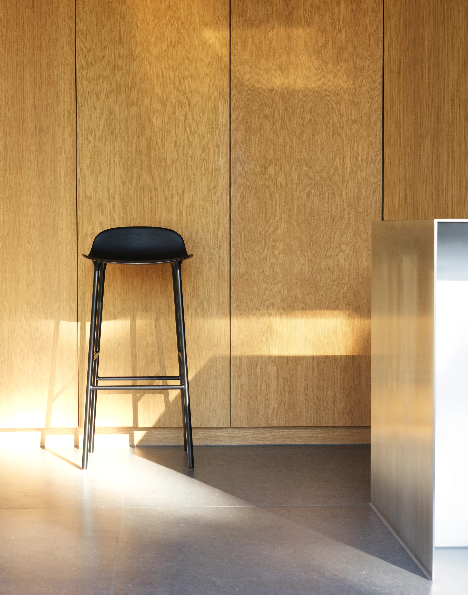 Banco elevado com pernas de metal Form, Preto Normann Copenhagen