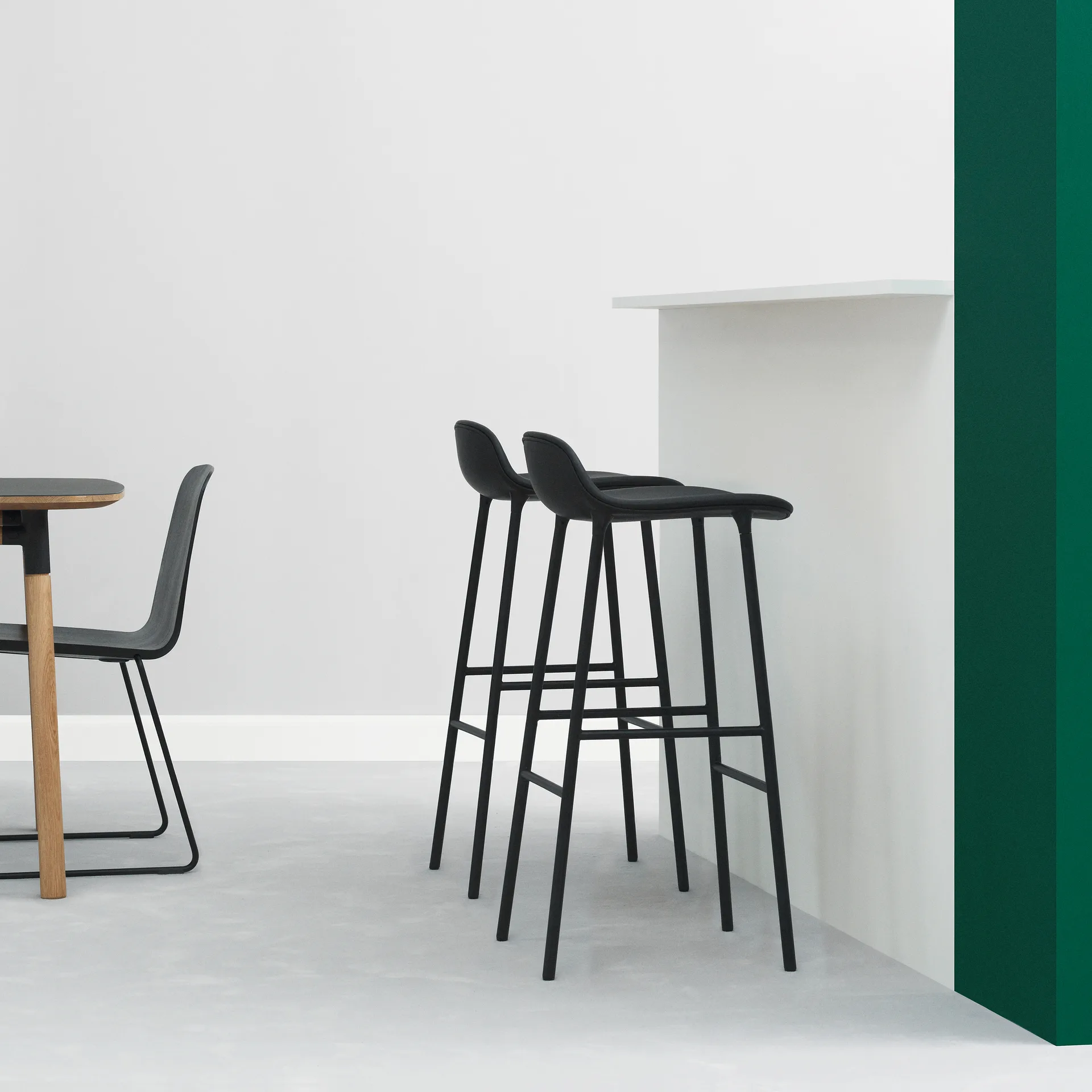 Banco elevado Form com pernas de metal 75 cm, Preto Normann Copenhagen