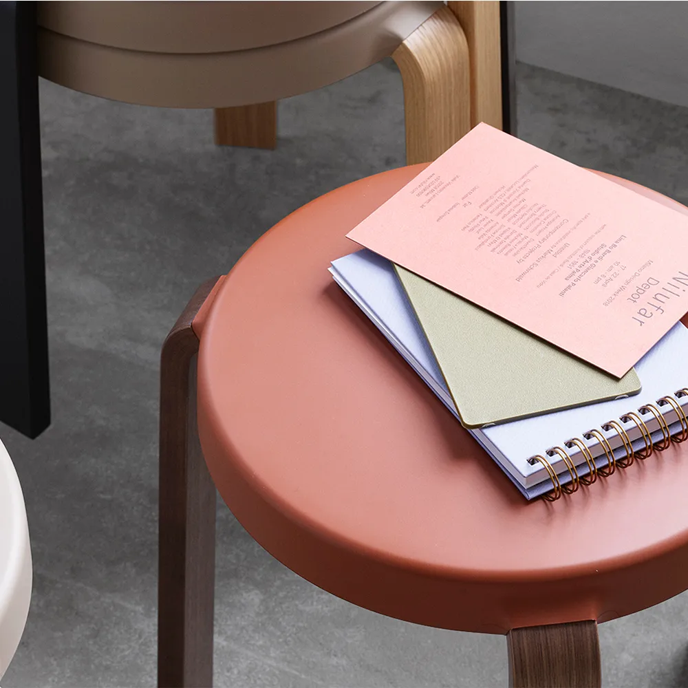 Banco Tap, preto, pernas carvalho preta Normann Copenhagen