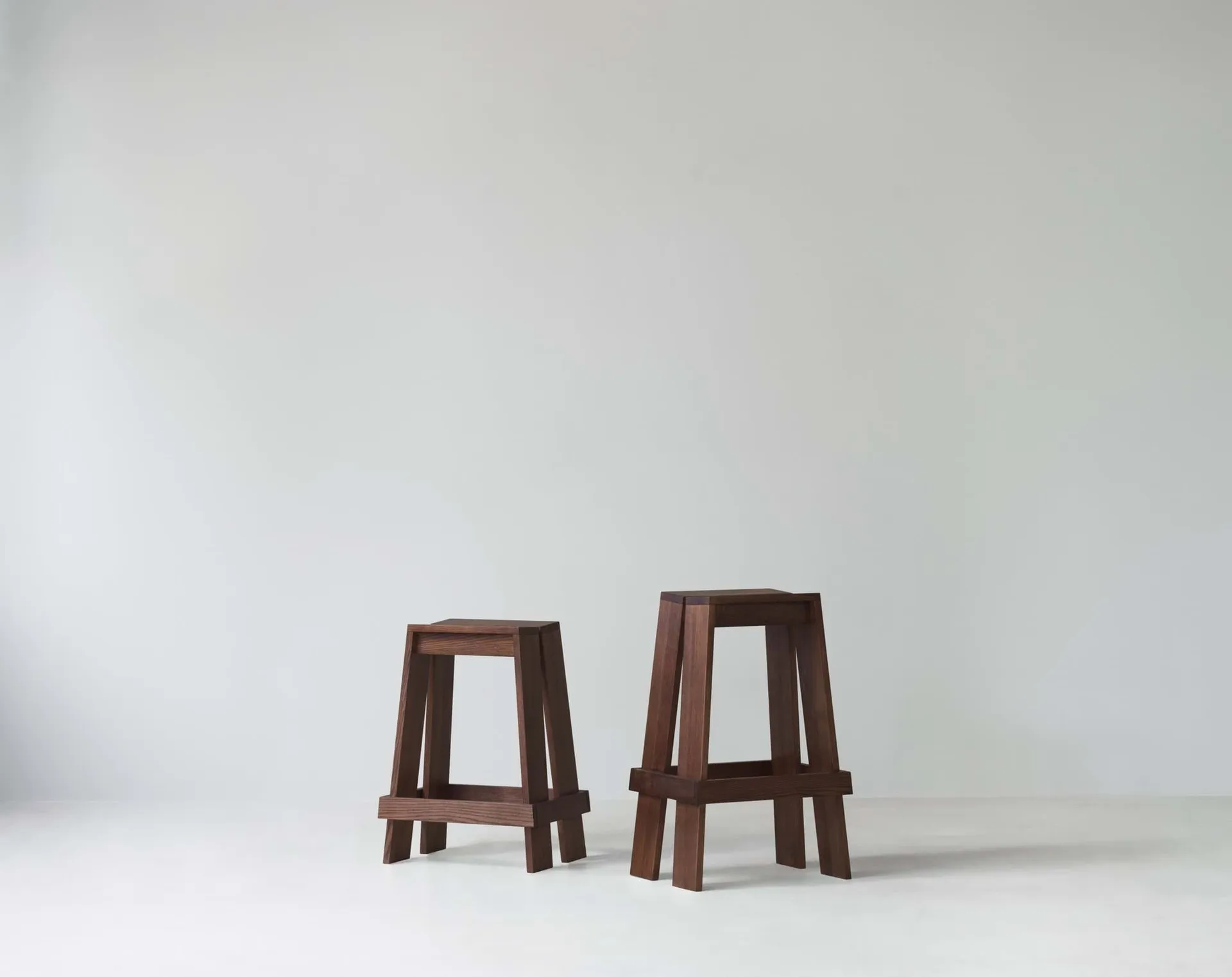 Banqueta de bar Let 65 cm, Brown Stained Ash Normann Copenhagen