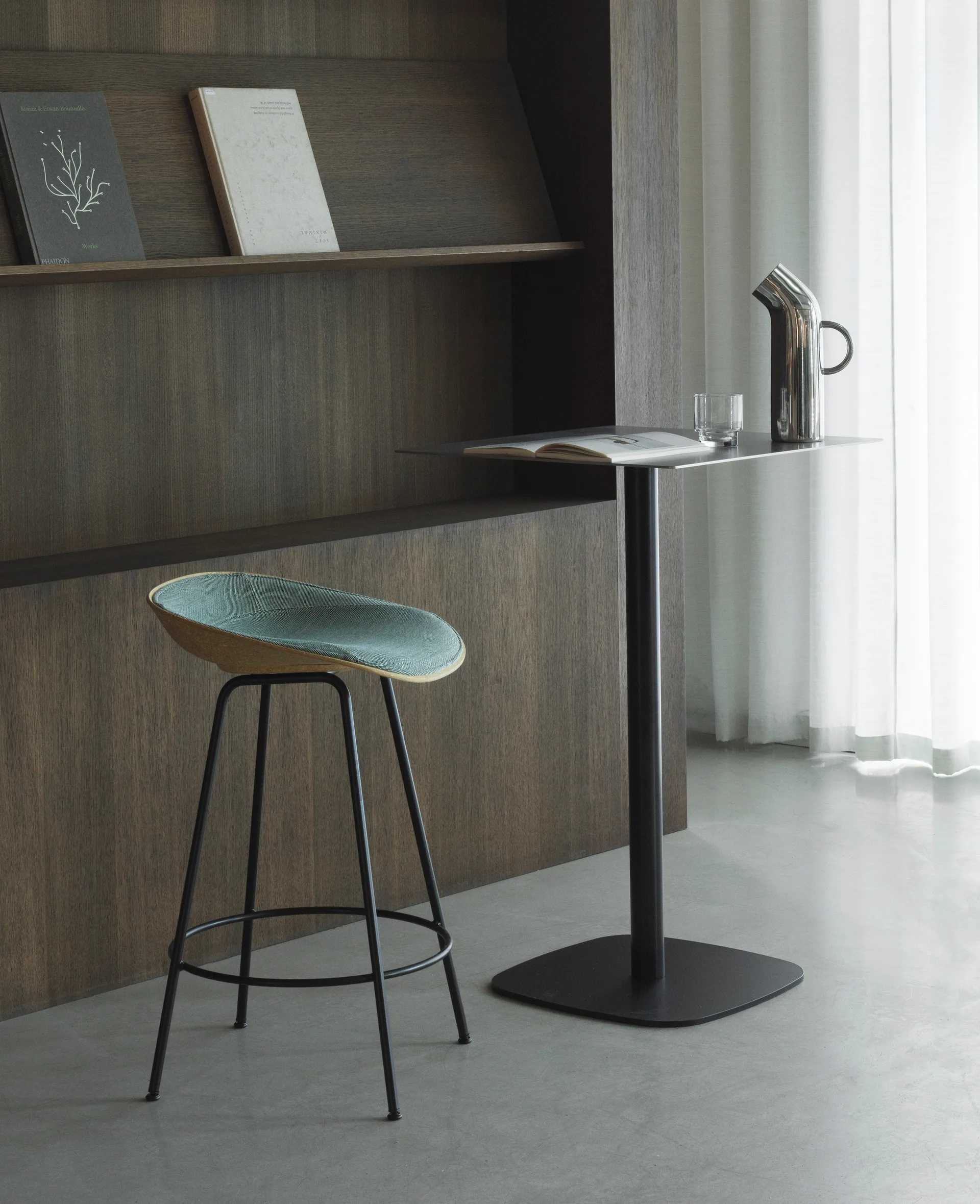 Banqueta Mat Barstool 65 cm, Seaweed-black steel Normann Copenhagen