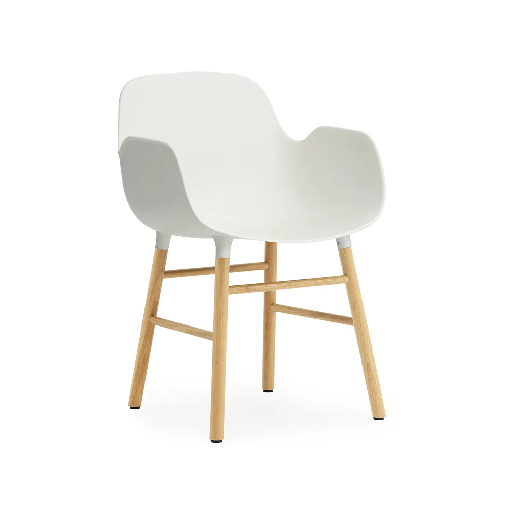 Cadeira Form, branco, pernas carvalho Normann Copenhagen