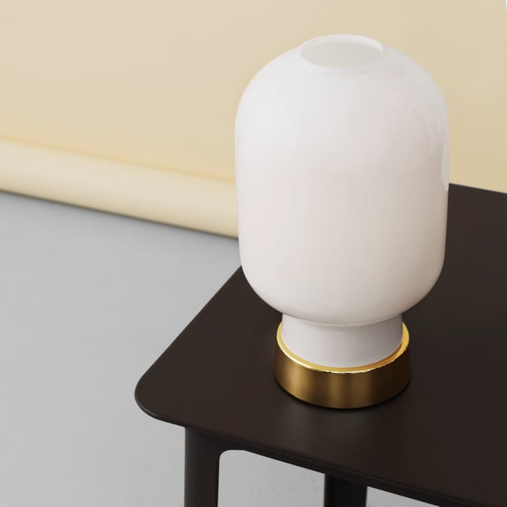 Candeeiro de mesa Amp, branco-latão Normann Copenhagen