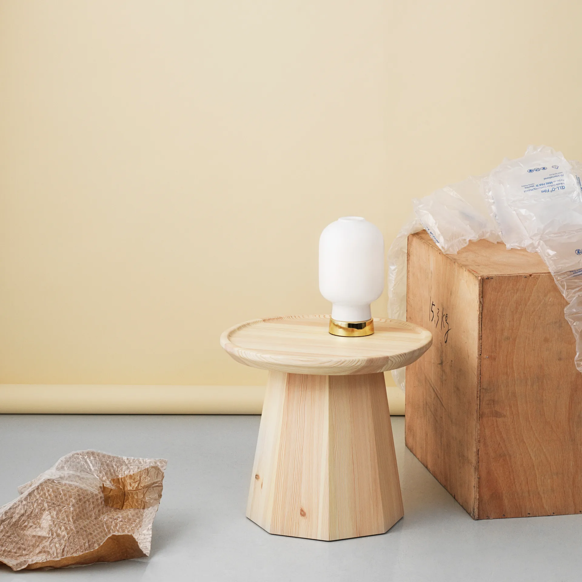 Candeeiro de mesa Amp, branco-latão Normann Copenhagen