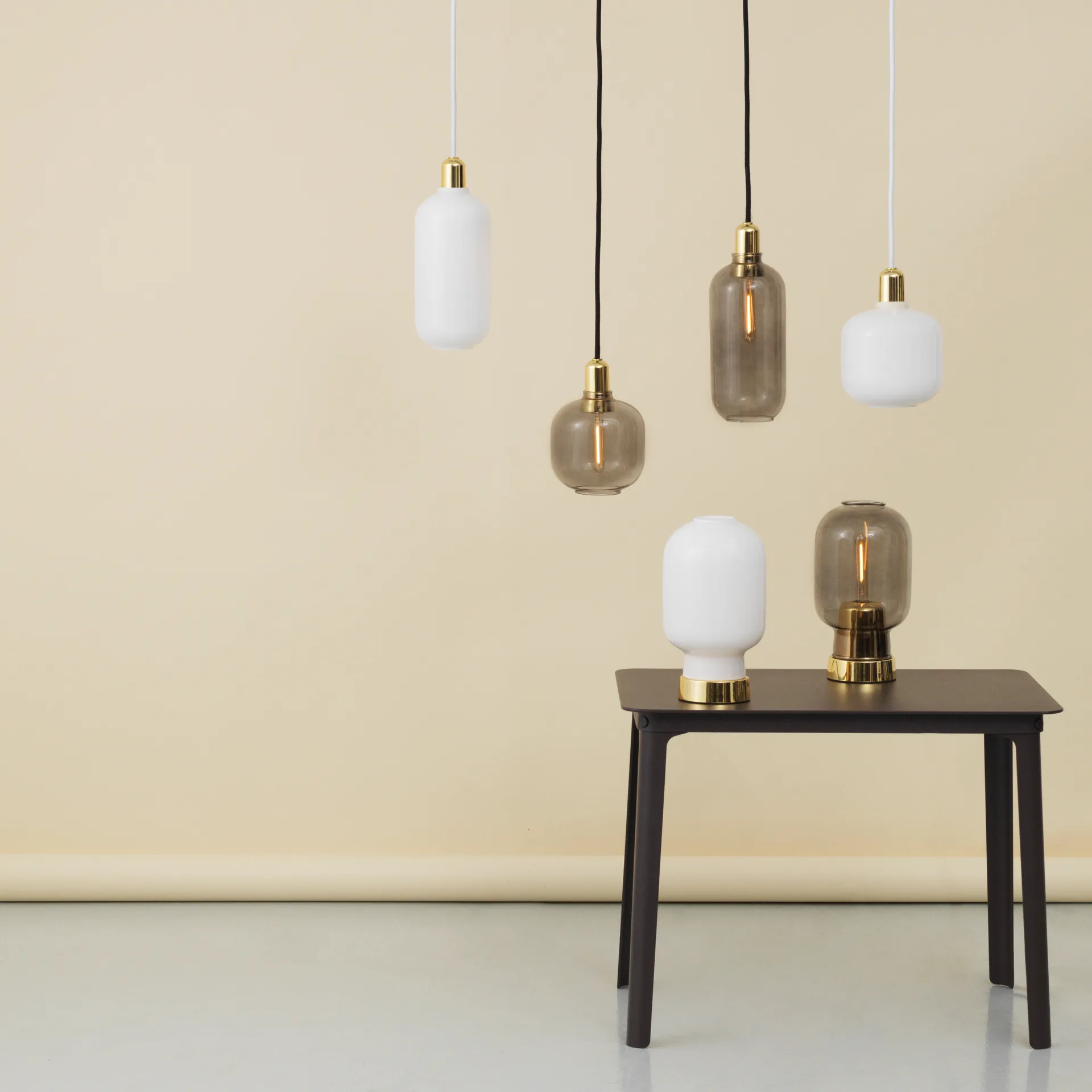 Candeeiro de mesa Amp, branco-latão Normann Copenhagen
