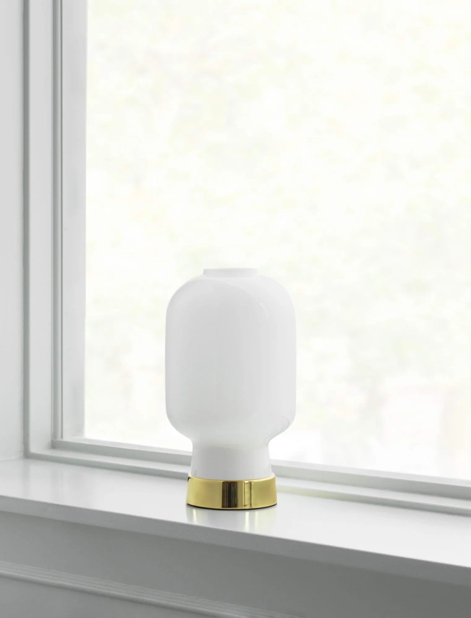 Candeeiro de mesa Amp, branco-latão Normann Copenhagen