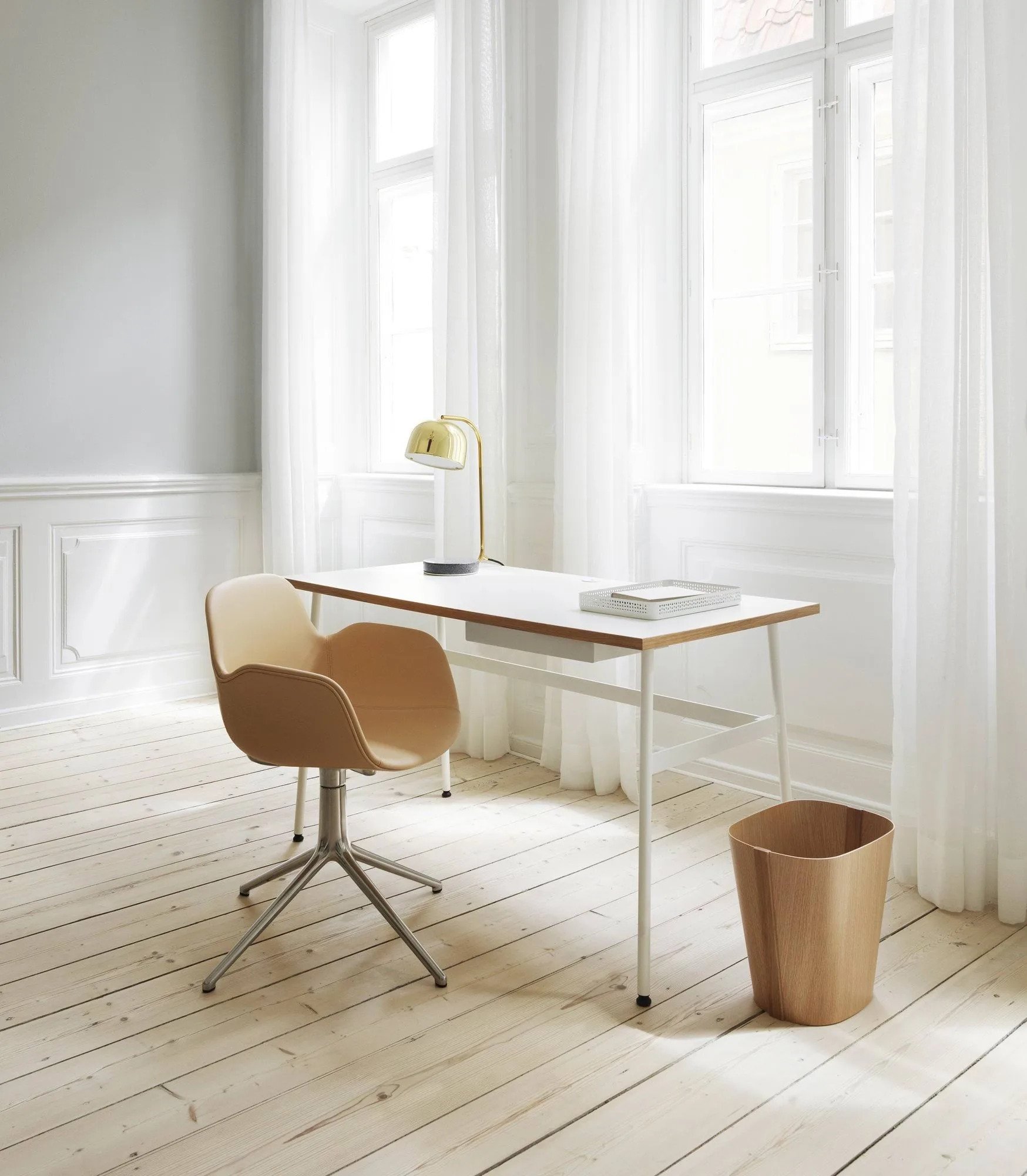 Candeeiro de mesa Grant, latão  Normann Copenhagen