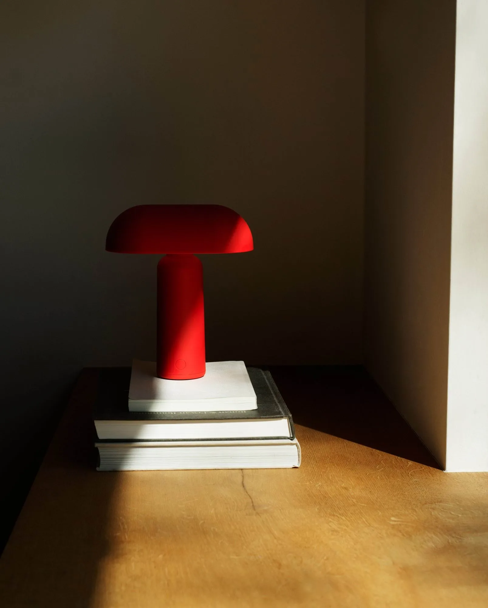 Candeeiro de mesa Porta, Bright red Normann Copenhagen