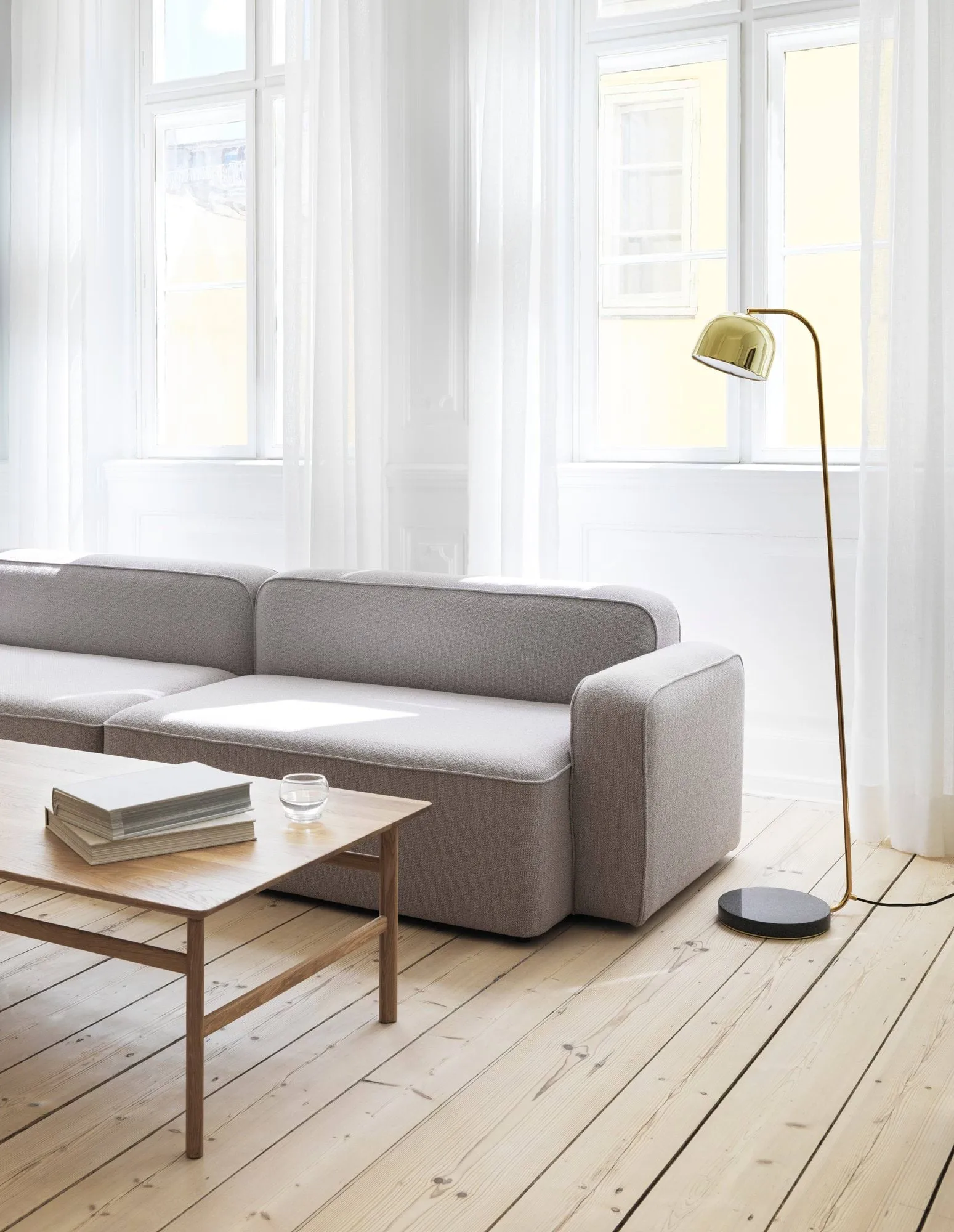 Candeeiro de pé Grant, latão  Normann Copenhagen