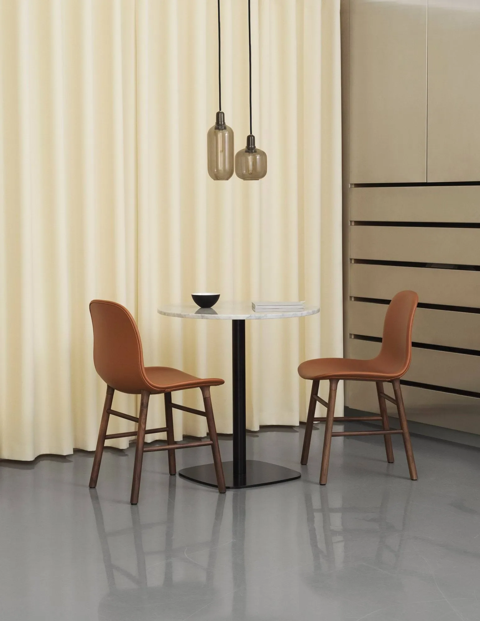 Candeeiro grande Amp, cinza-preto Normann Copenhagen