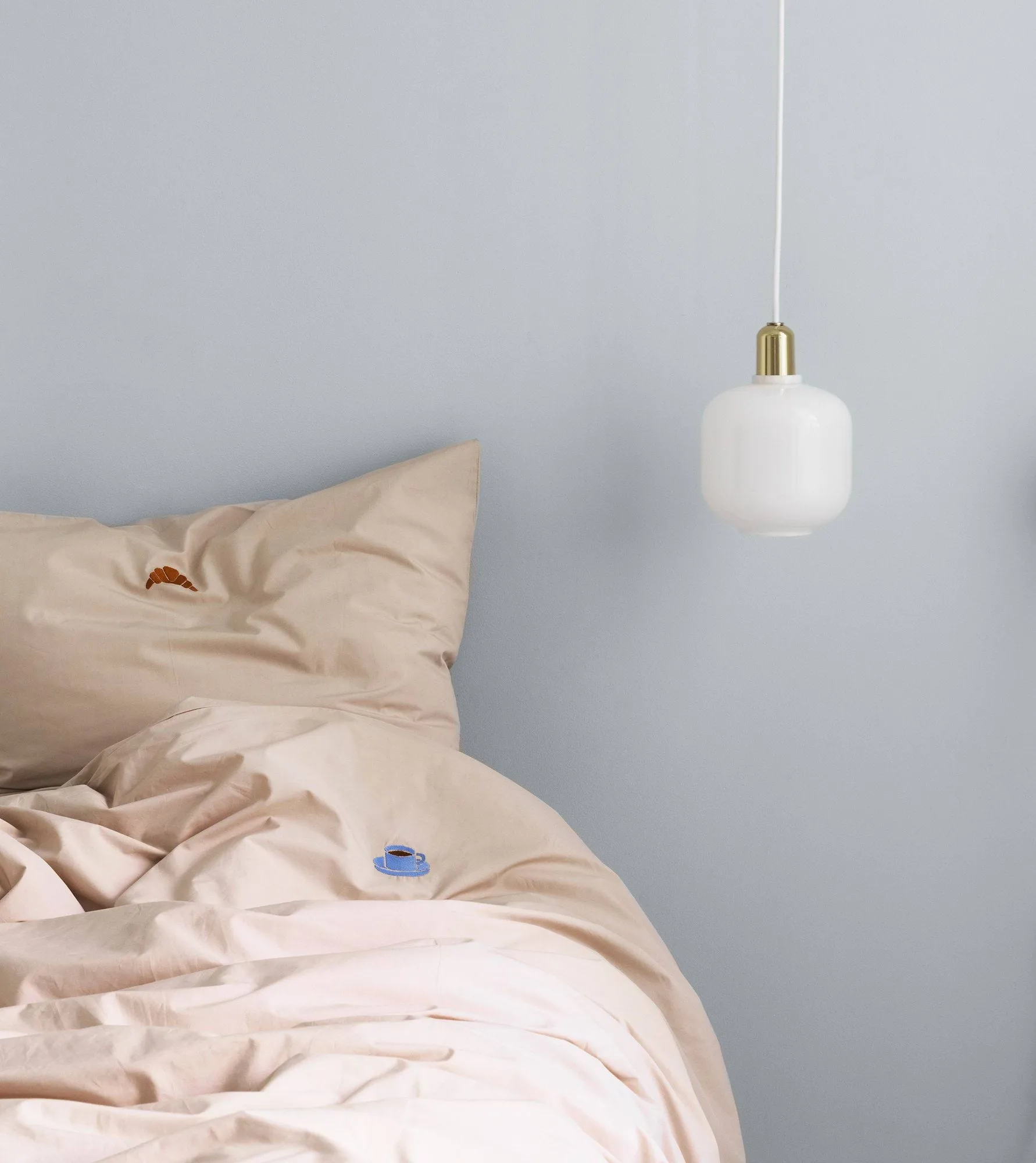 Candeeiro pequeno Amp, branco-latão Normann Copenhagen