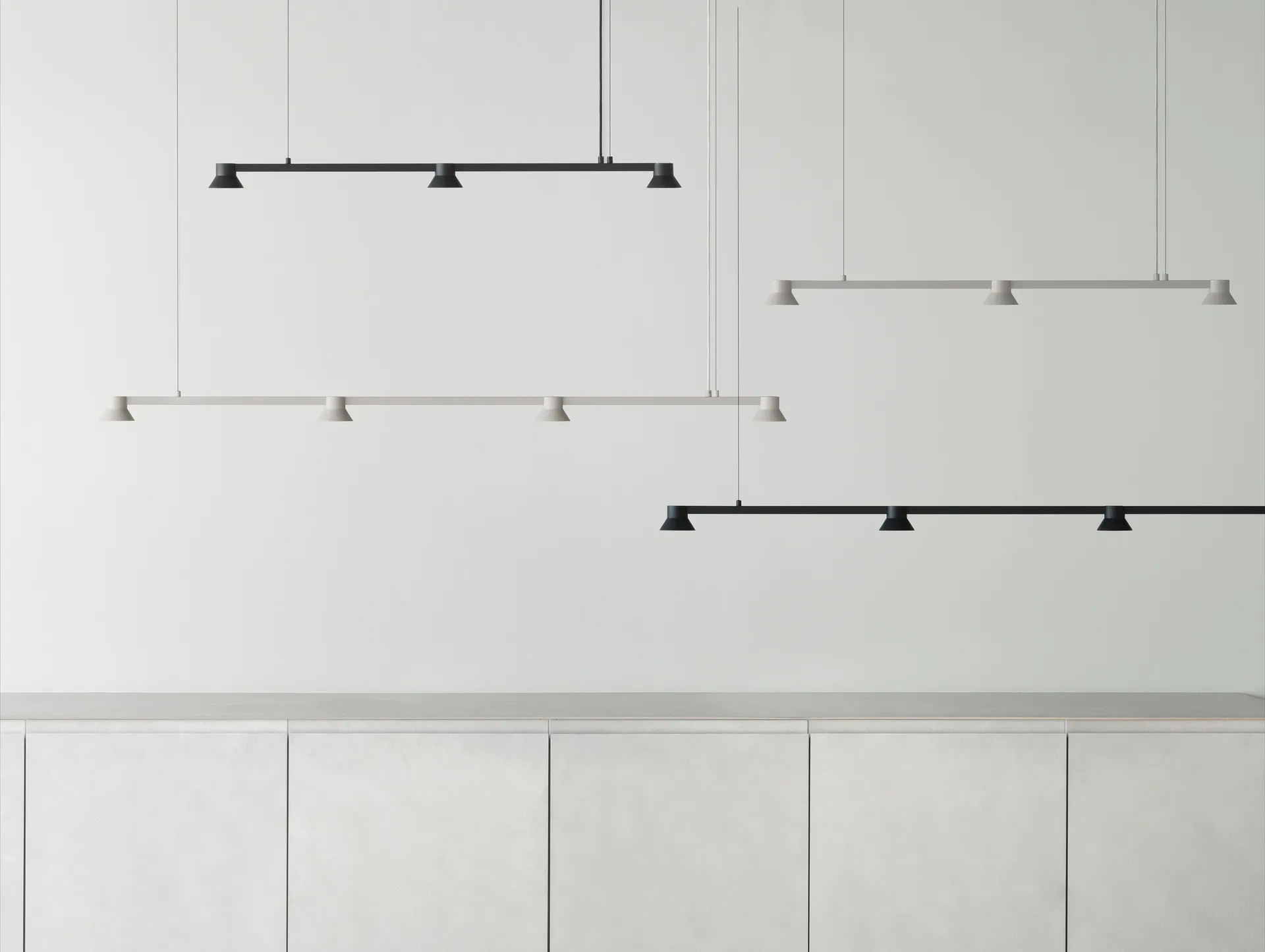 Candeeiro suspenso linear Hat pequeno, Warm grey Normann Copenhagen