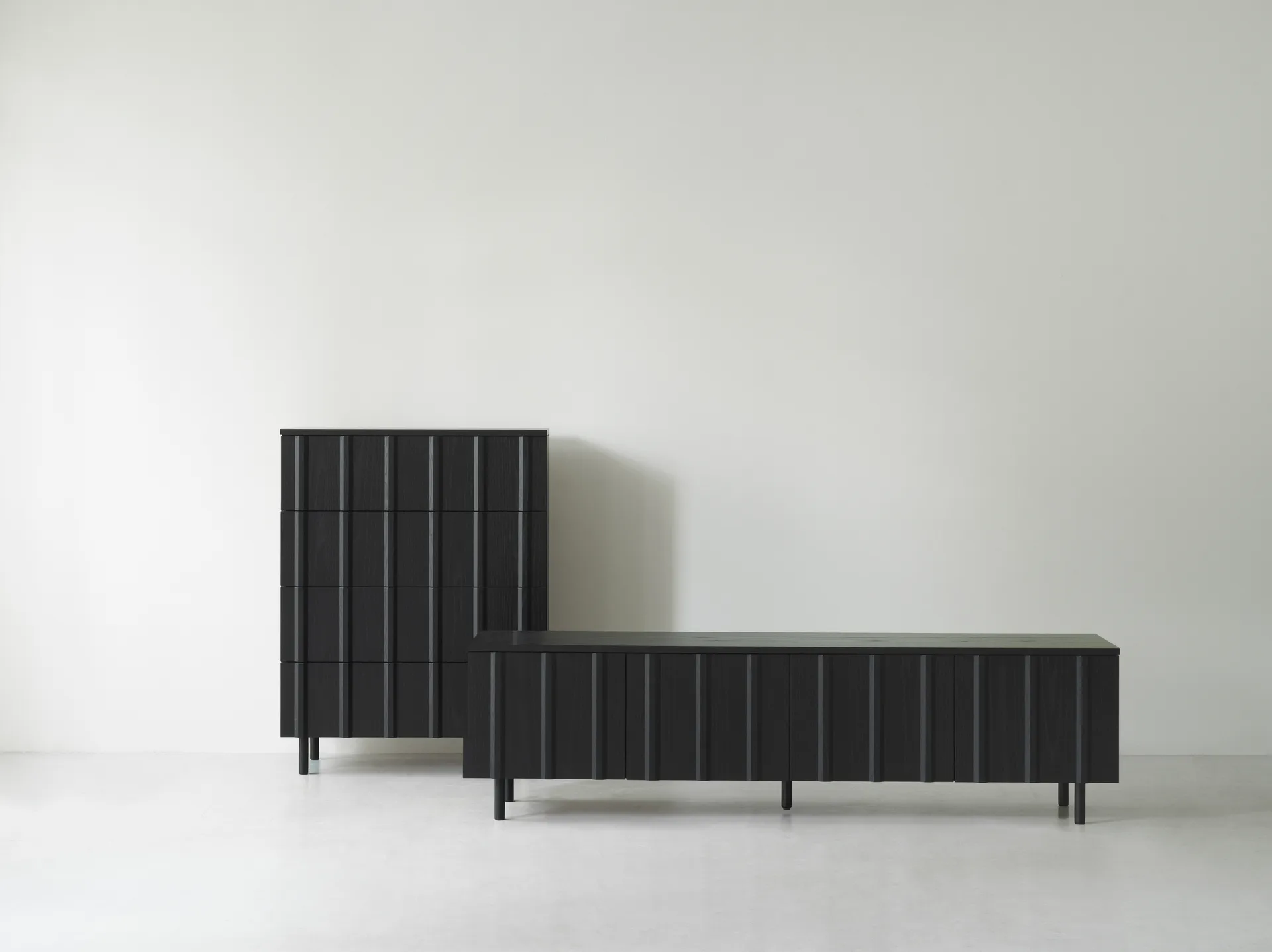 Cômoda Rib com 4 gavetas, Soft Black Normann Copenhagen