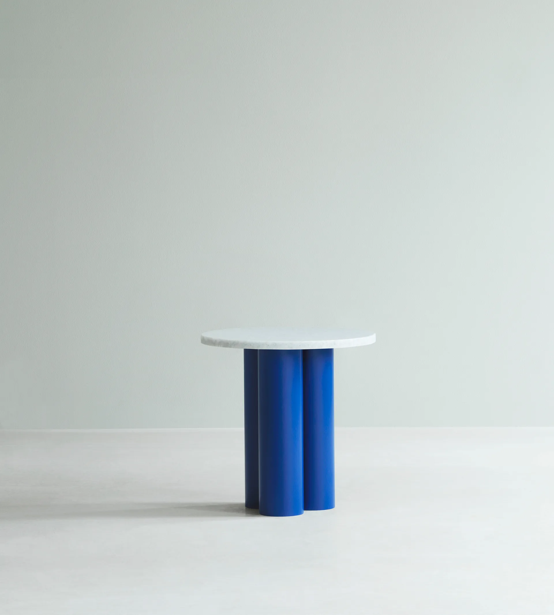 Dit mesa de apoio Ø40 cm, Carrara branca - azul brilhante Normann Copenhagen
