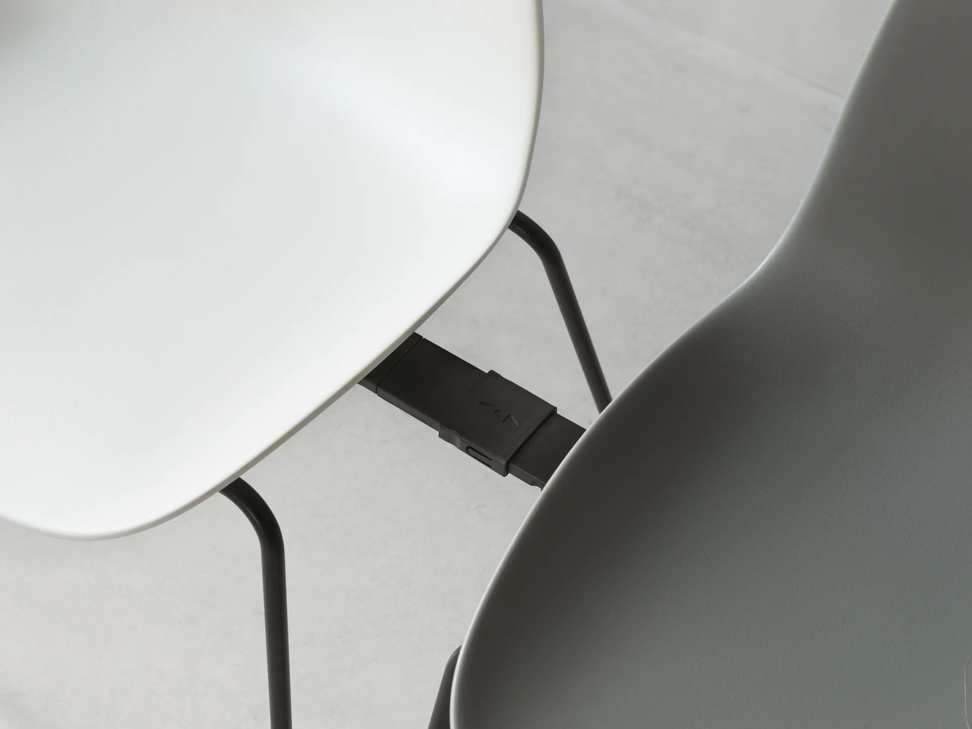 Form Chair cadeira empilhável com pés pretos, 2 peças, Branco,  Normann Copenhagen