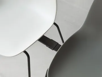 Form Chair cadeira empilhável com pés pretos, 2 peças, Branco - Normann Copenhagen