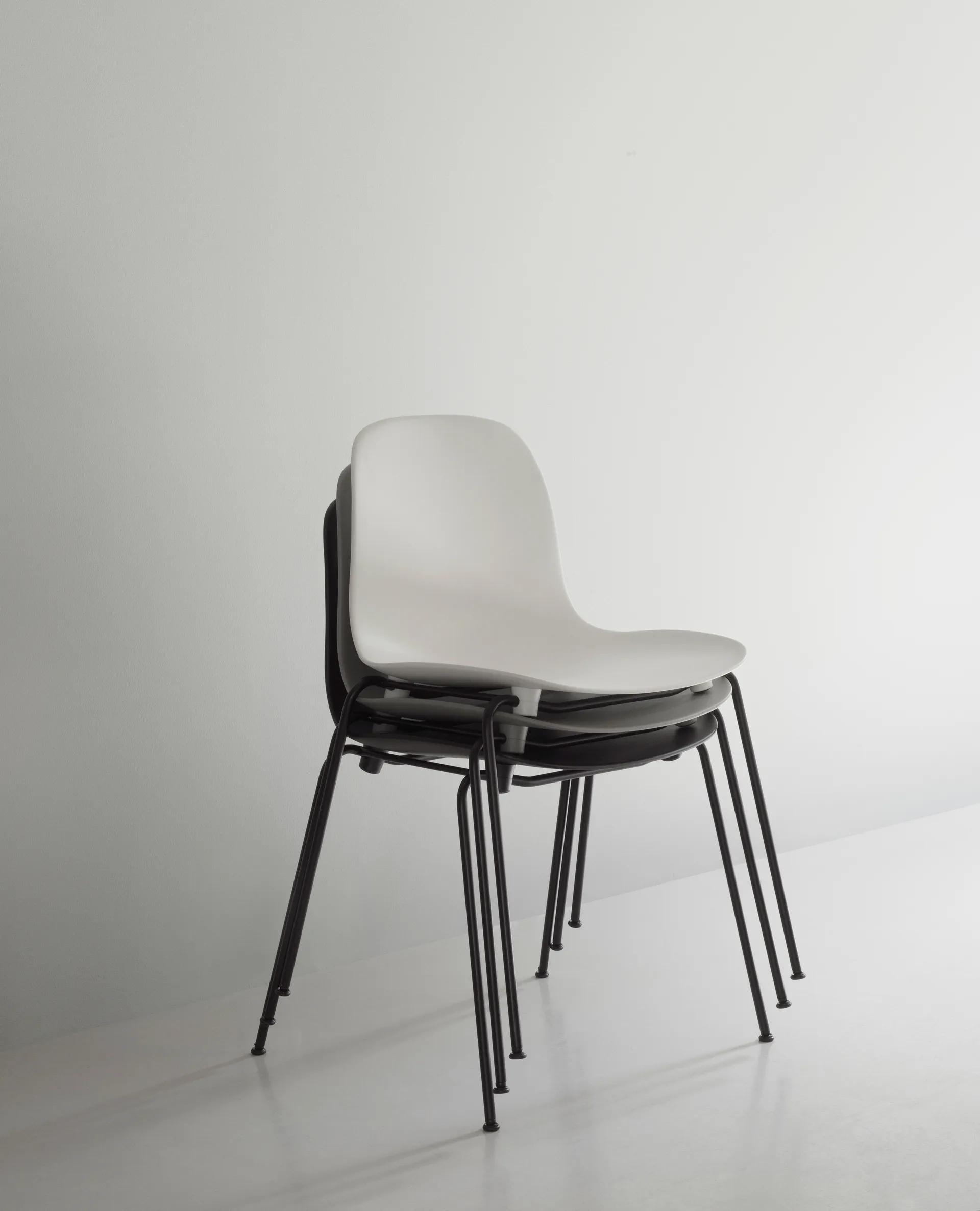 Form Chair cadeira empilhável com pés pretos, 2 peças, Branco,  Normann Copenhagen