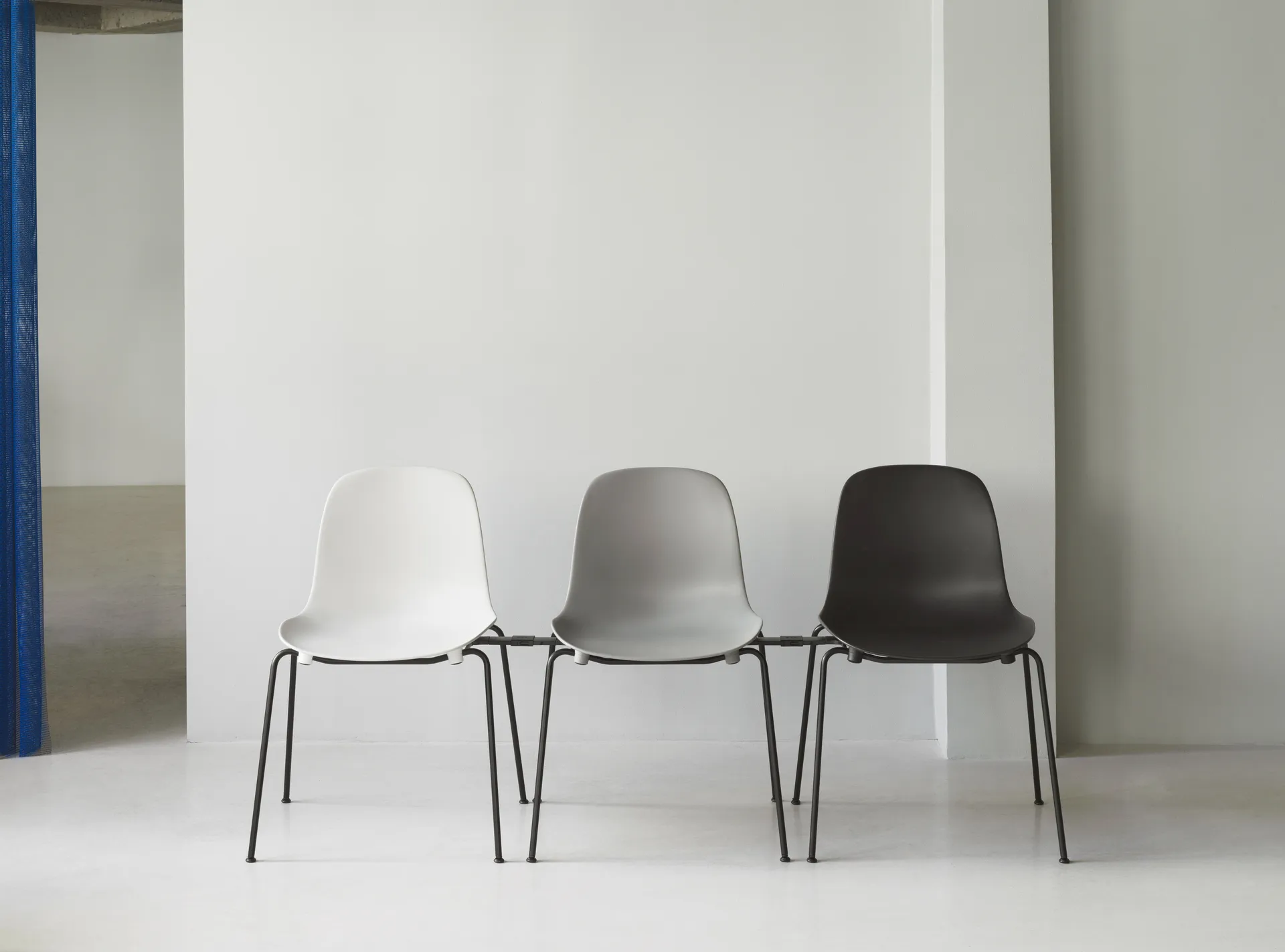 Form Chair cadeira empilhável com pés pretos, 2 peças, Branco,  Normann Copenhagen