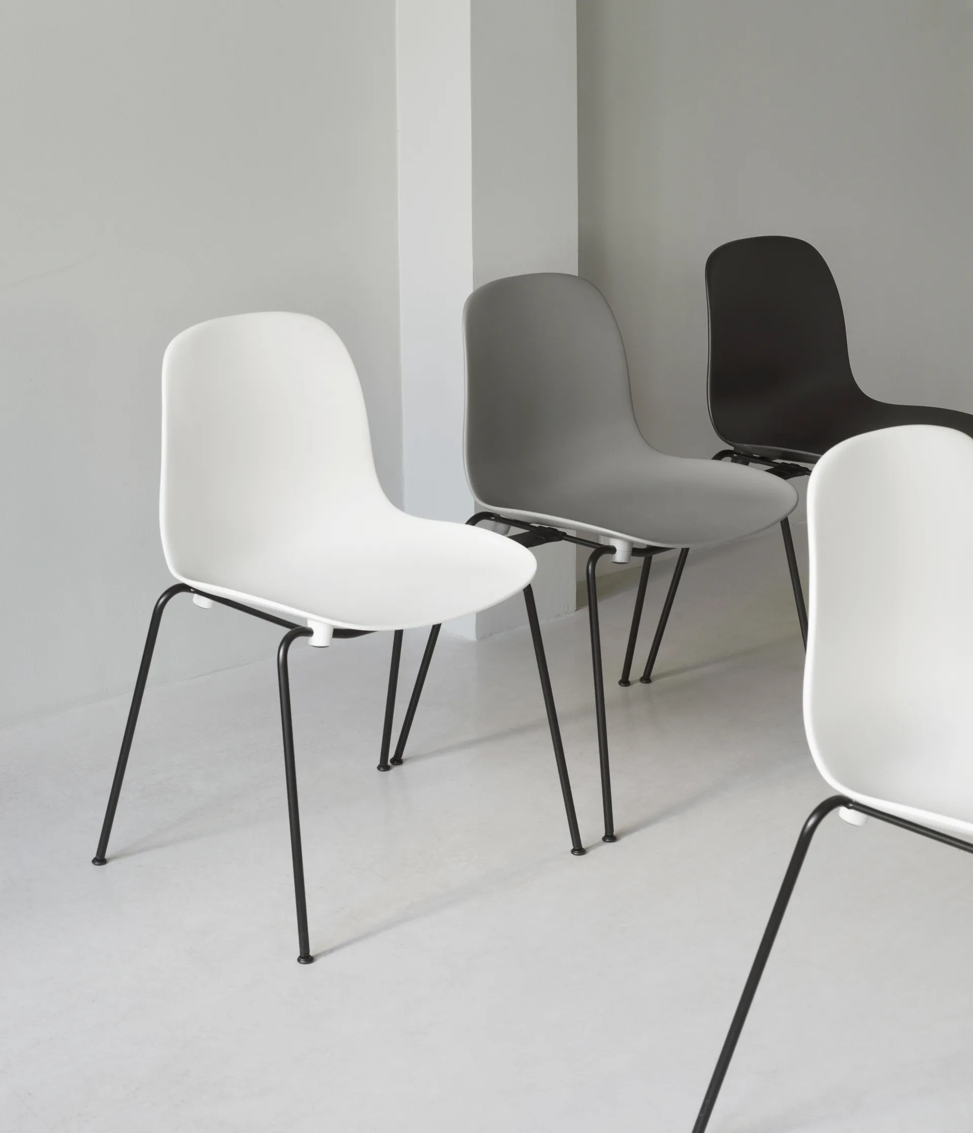 Form Chair cadeira empilhável com pés pretos, 2 peças, Branco Normann Copenhagen