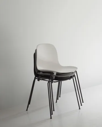 Form Chair cadeira empilhável com pés pretos, 2 peças, Cinza - Normann Copenhagen