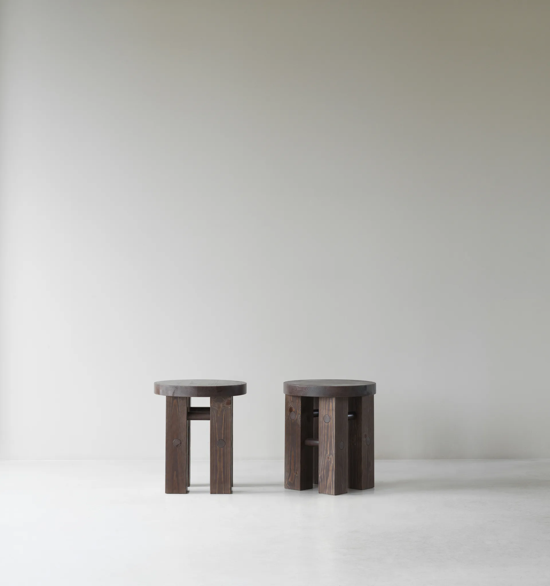 Fyr banco redondo 45 cm, Dark brown, Ø40x45 cm Normann Copenhagen