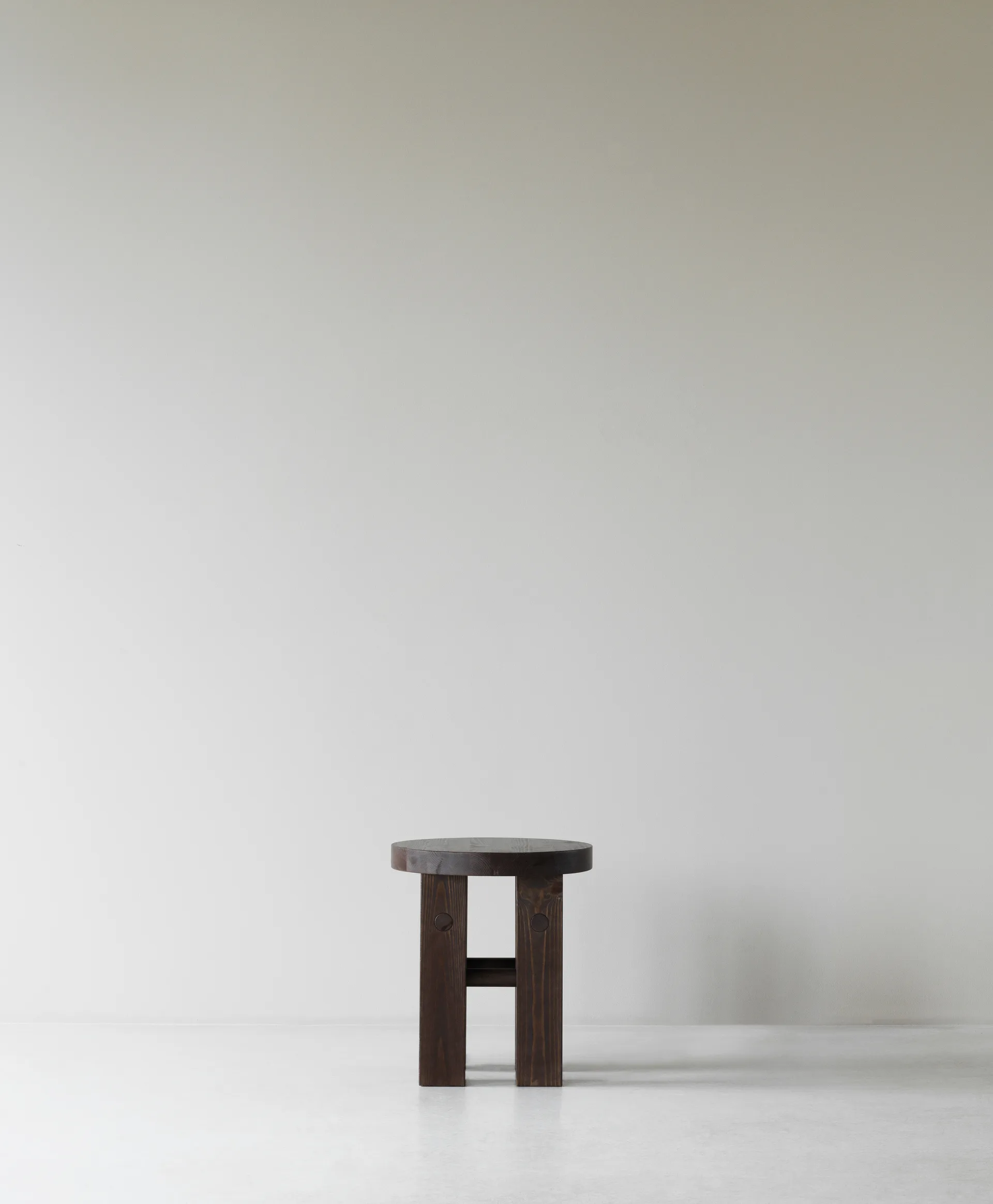 Fyr banco redondo 45 cm, Dark brown, Ø40x45 cm Normann Copenhagen