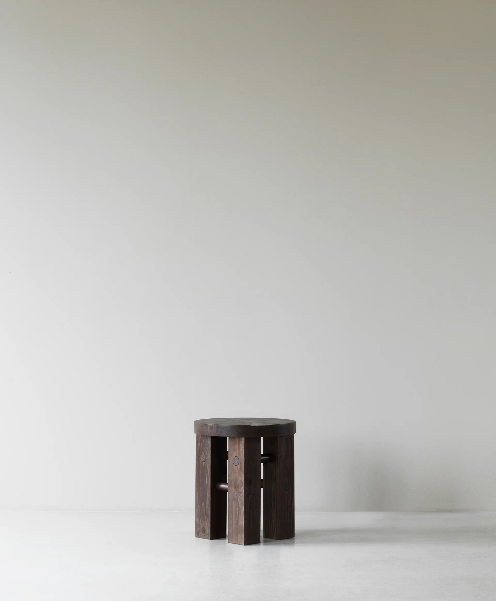 Fyr banco redondo 45 cm, Dark brown, Ø40x45 cm Normann Copenhagen