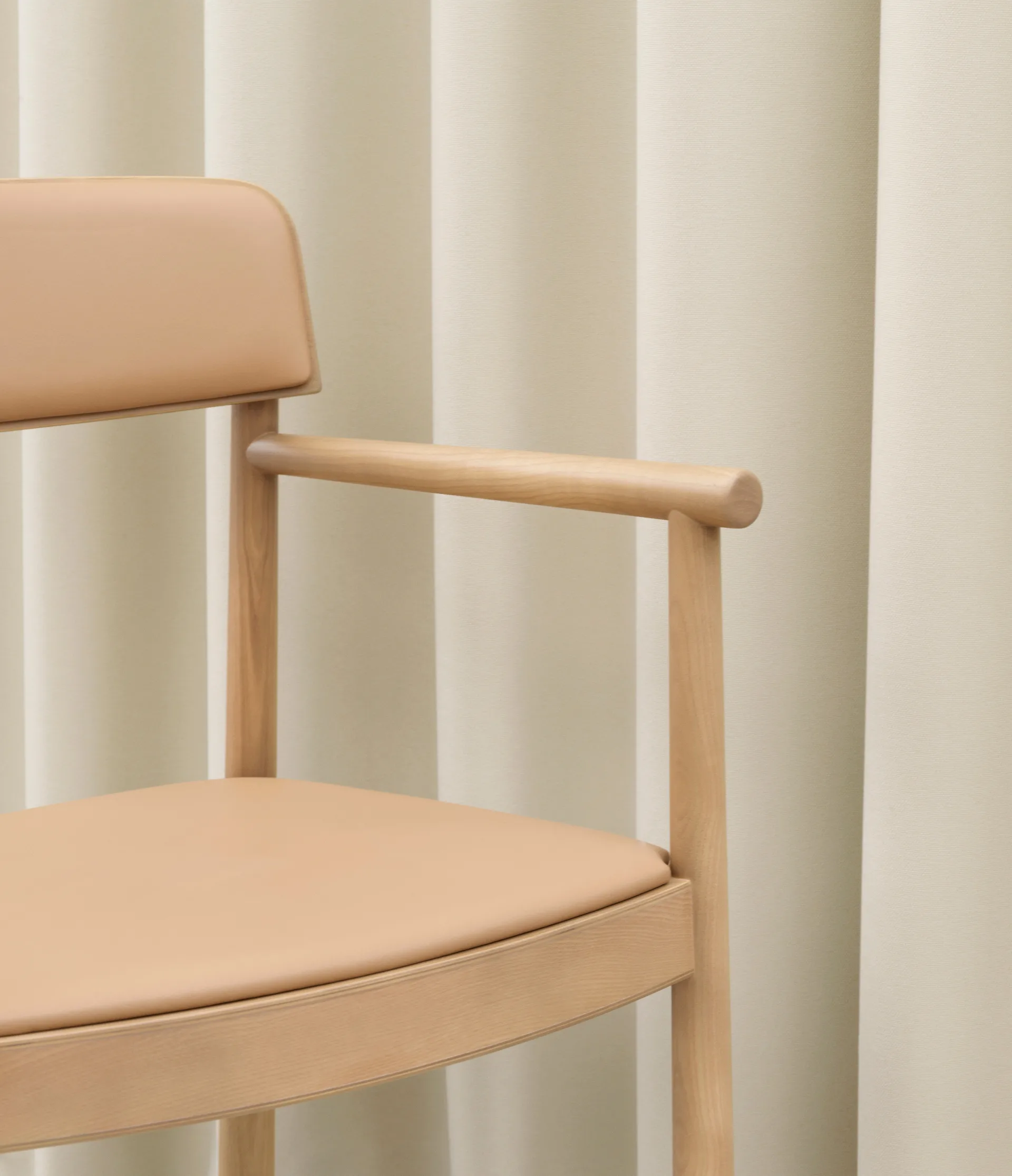 Herit poltrona com almofada, Tan/ Ultra Leather - Camel Normann Copenhagen